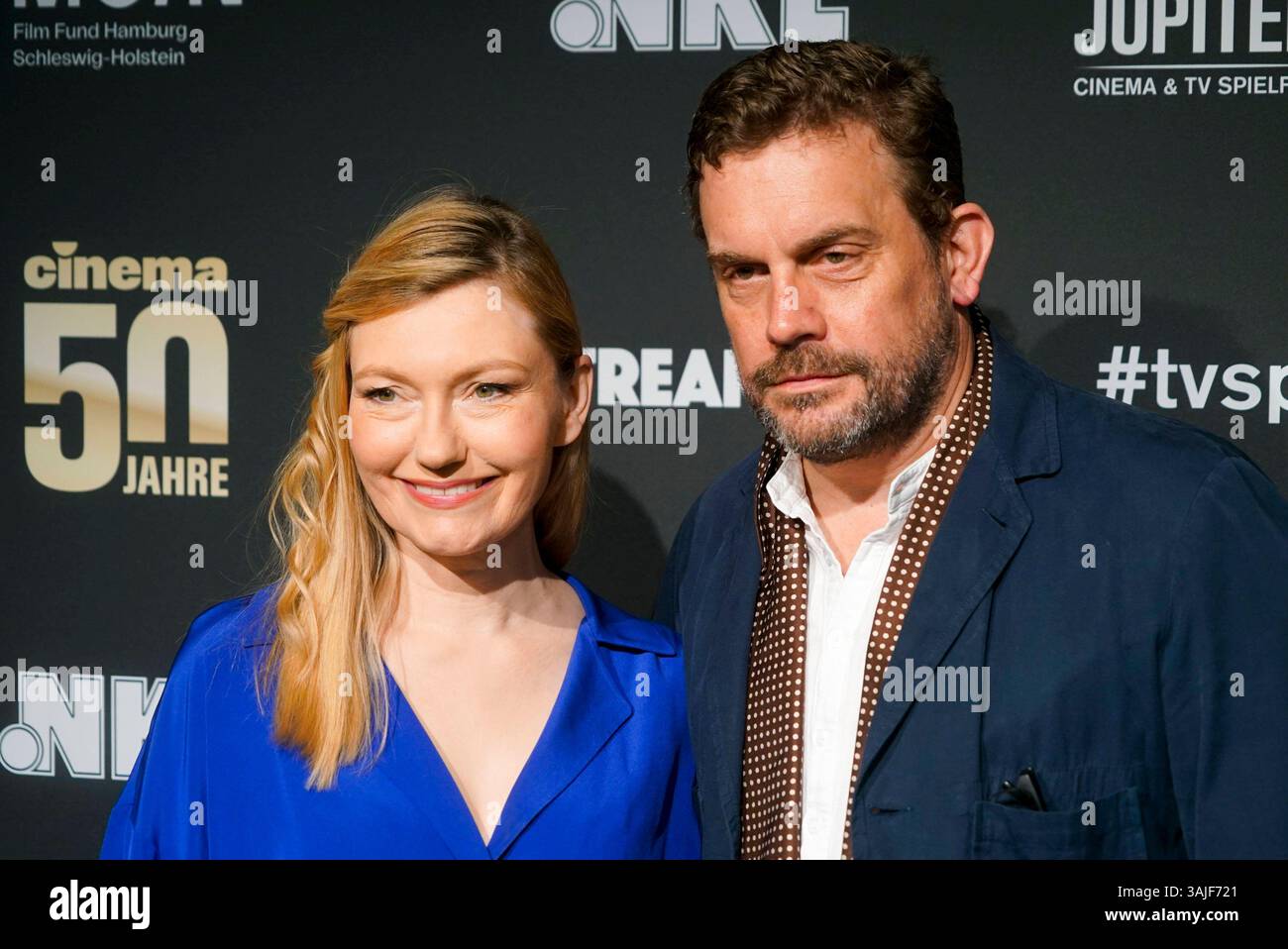 Sebastian Bezzel und Ehefrau Johanna Christine Gehlen Ehepaar Schauispieler zu Gast auf dem roten Teppich bei der Preisverleihung des 47. Jupiter-Preis im Altonaer Kaispeicher am 10.04.2025 in Hamburg Deutschland *** Sebastian Bezzel und Frau Johanna Christine Gehlen Paar Schauispieler als Gäste auf dem roten Teppich bei der Jupiter-Preisverleihung 47 im Altonaer Kaispeicher am 10 04 2025 in Hamburg Deutschland Stockfoto