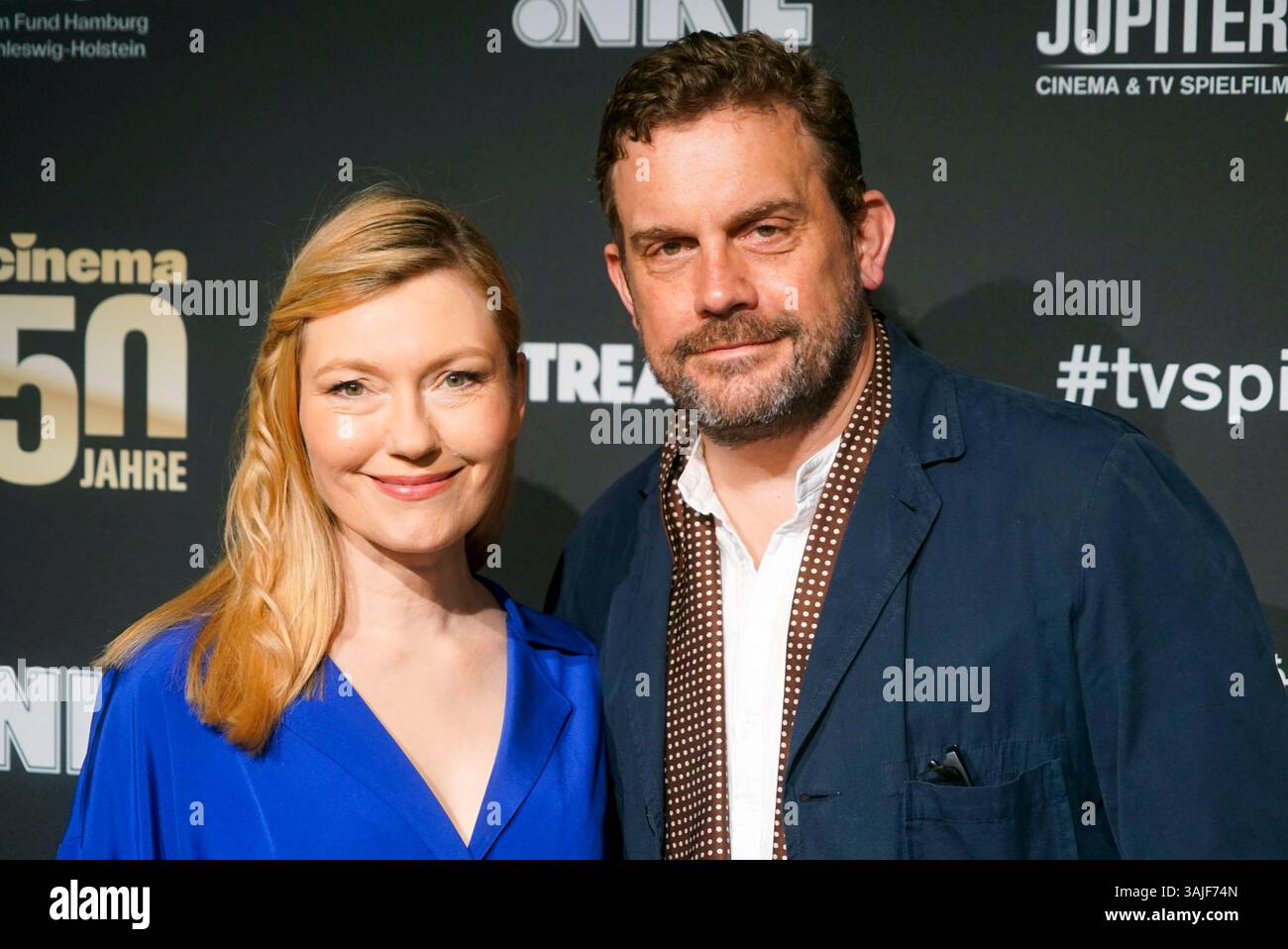 Sebastian Bezzel und Ehefrau Johanna Christine Gehlen Ehepaar Schauispieler zu Gast auf dem roten Teppich bei der Preisverleihung des 47. Jupiter-Preis im Altonaer Kaispeicher am 10.04.2025 in Hamburg Deutschland *** Sebastian Bezzel und Frau Johanna Christine Gehlen Paar Schauispieler als Gäste auf dem roten Teppich bei der Jupiter-Preisverleihung 47 im Altonaer Kaispeicher am 10 04 2025 in Hamburg Deutschland Stockfoto