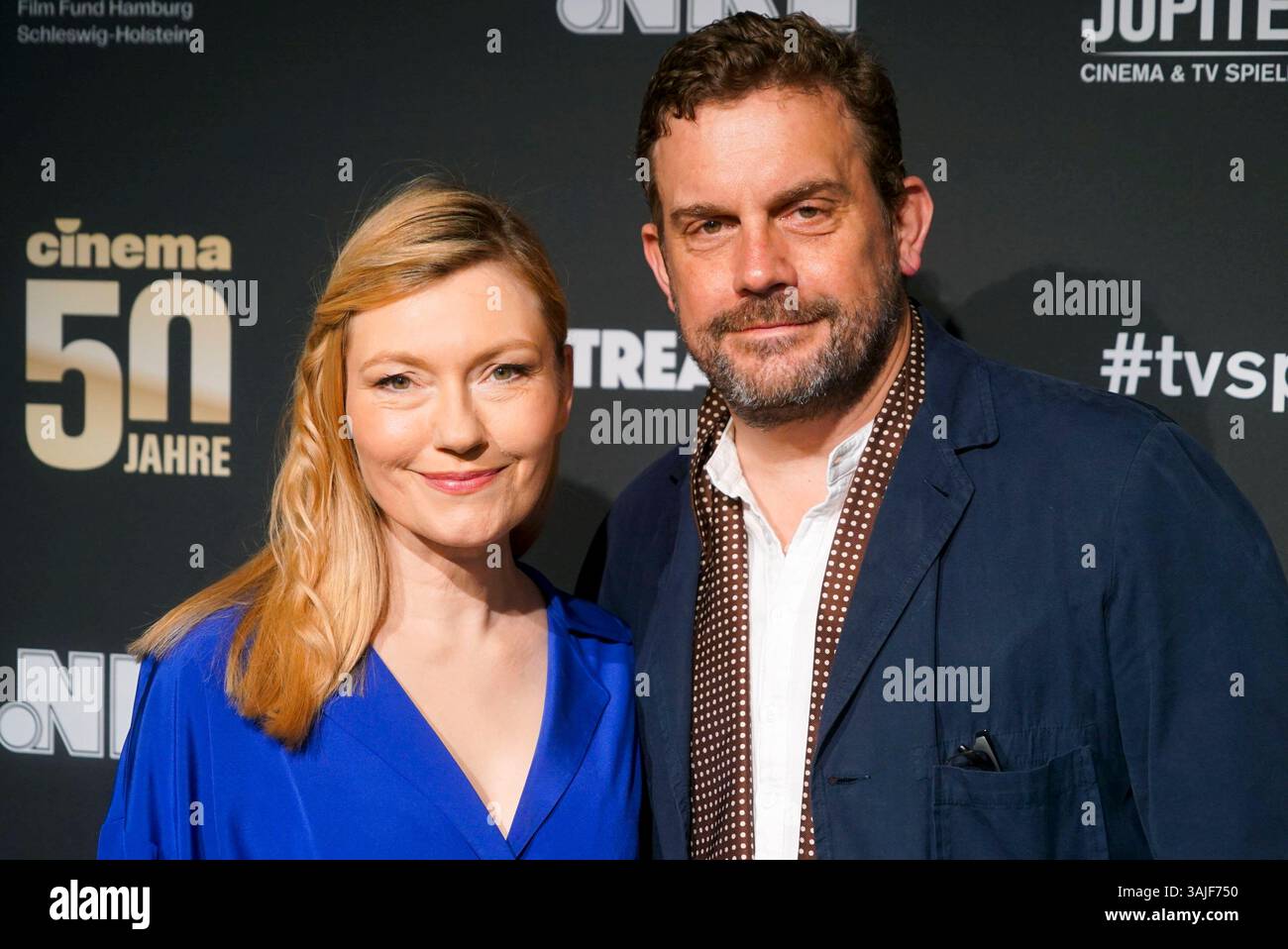 Sebastian Bezzel und Ehefrau Johanna Christine Gehlen Ehepaar Schauispieler zu Gast auf dem roten Teppich bei der Preisverleihung des 47. Jupiter-Preis im Altonaer Kaispeicher am 10.04.2025 in Hamburg Deutschland *** Sebastian Bezzel und Frau Johanna Christine Gehlen Paar Schauispieler als Gäste auf dem roten Teppich bei der Jupiter-Preisverleihung 47 im Altonaer Kaispeicher am 10 04 2025 in Hamburg Deutschland Stockfoto