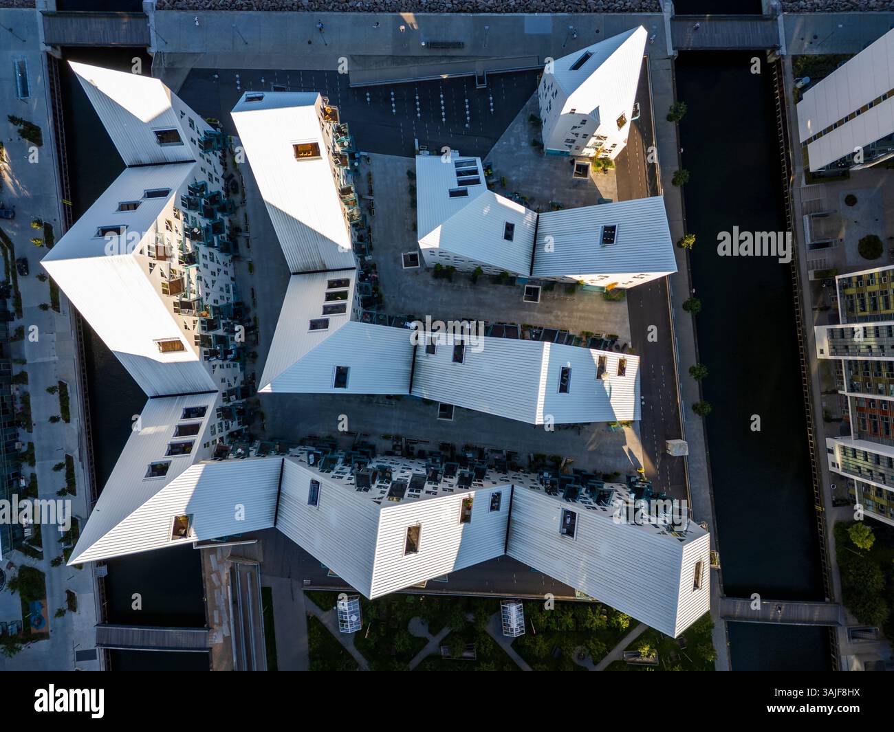 Britische Bildunterschrift: Neu entwickelter Teil von Aarhus mit modernen Gebäuden in der Nähe des Hafens von Aarhus. DK-Bildunterschrift: Isbjerget - EN helt ny bydel Skyder op på havne Stockfoto