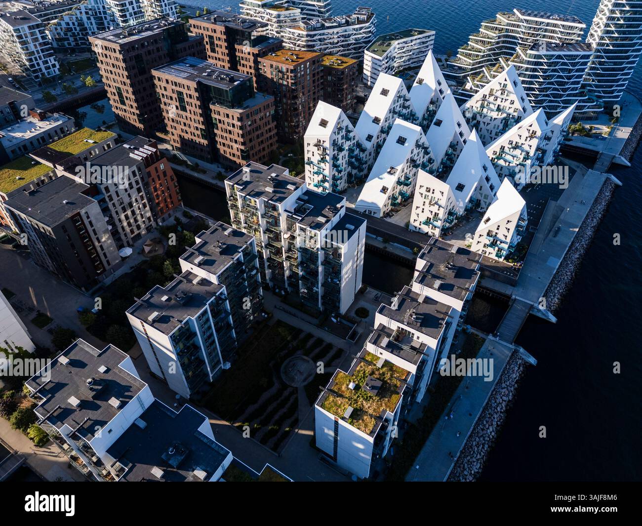 Britische Bildunterschrift: Neu entwickelter Teil von Aarhus mit modernen Gebäuden in der Nähe des Hafens von Aarhus. DK-Bildunterschrift: Isbjerget - EN helt ny bydel Skyder op på havne Stockfoto