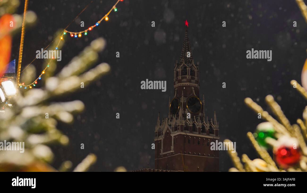 Spasskaya-Turm des Moskauer Kremls am verschneiten Silvesterabend Stockfoto
