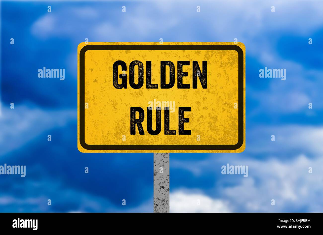 Goldene Regel-Nachricht auf gelbem Metallschild geschrieben. Konzeptionelles goldenes Regelsymbol. Kopierbereich. Stockfoto