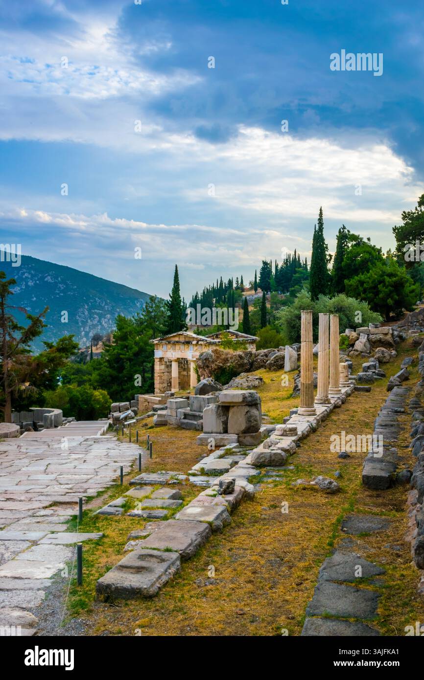 Hauptweg mit stehenden Säulen und Schatzkammer von Athen in Delphi archäologische Stätte, Zentralgriechenland Stockfoto