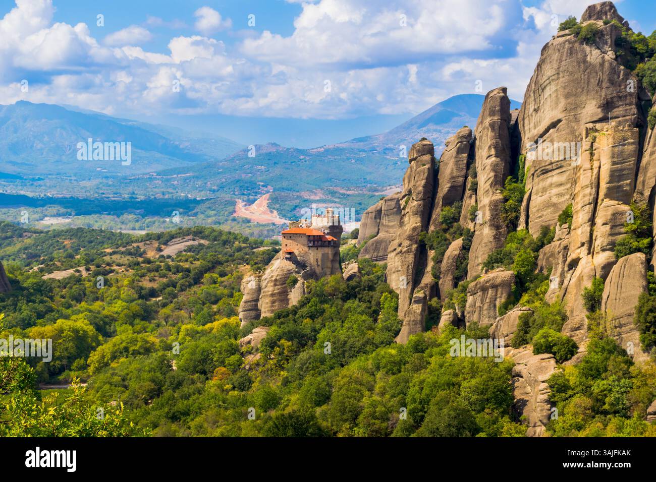 Panoramablick auf das Kloster St. Nikolaus Anapafsas auf den Felsen von Meteora in Thessalien, Griechenland Stockfoto