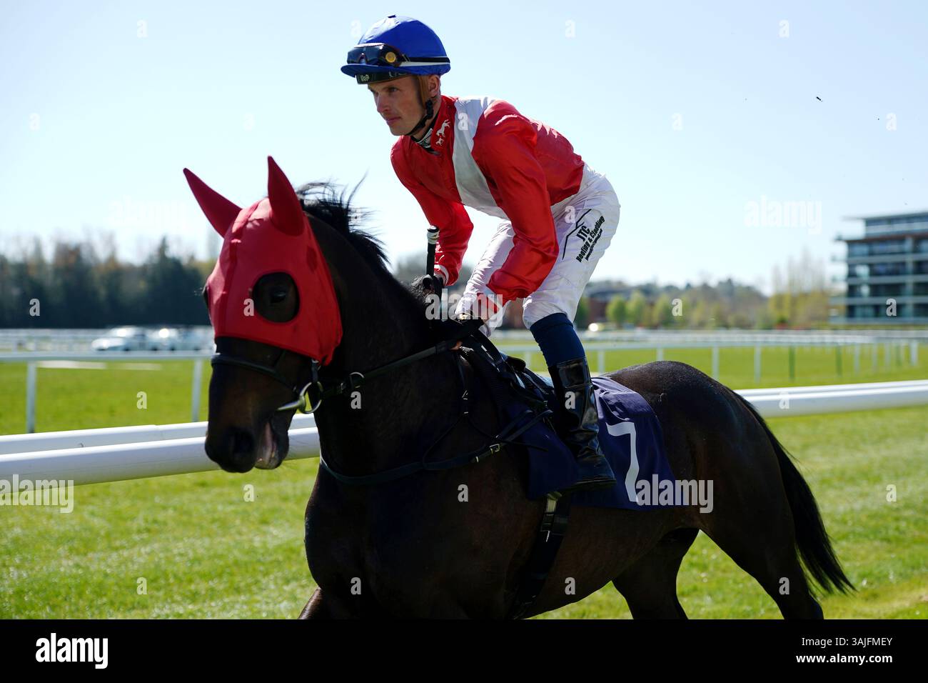 Sirenenanzug, geritten von Luke Catton auf der Newbury Racecourse. Bilddatum: Freitag, 11. April 2025. Stockfoto