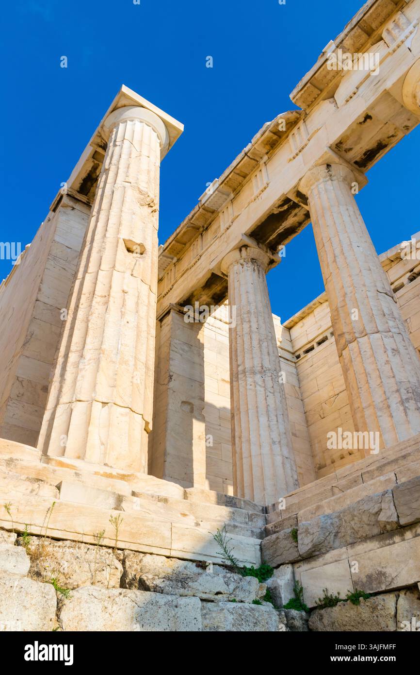 Weiße stehende Säulen der Propyläen der Athener Akropolis in Athen, Griechenland Stockfoto