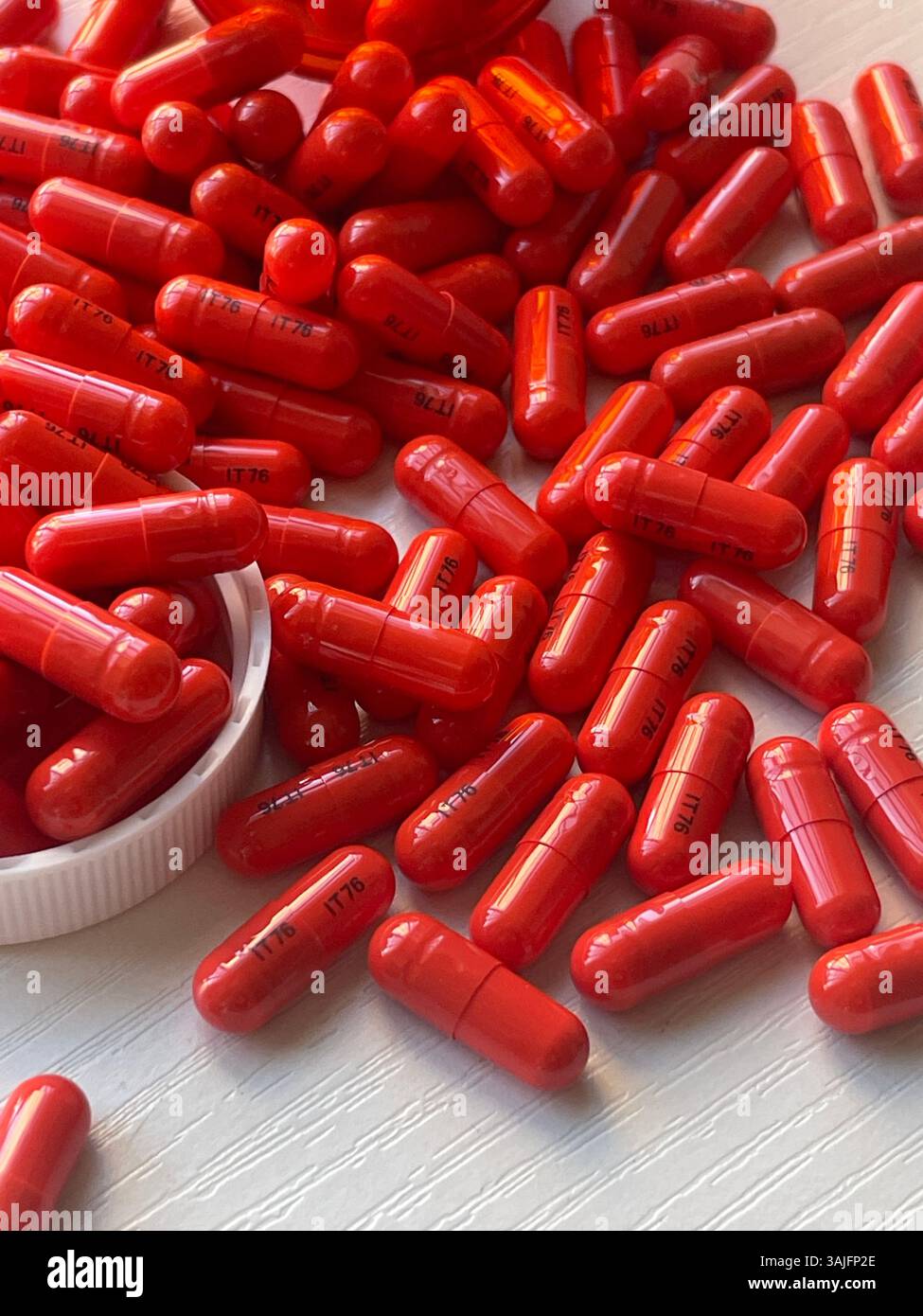 Stillleben von Red Pills and Medicine Bottle Cap, 2025, USA - Smartphone-aufgenommenes Stockfoto