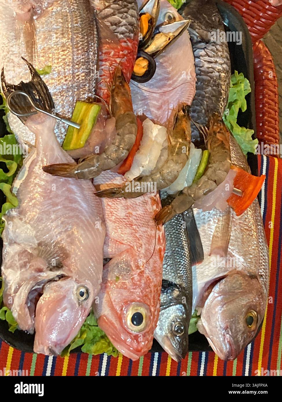 Frisch gefangener Atlantischer Fisch in einem Restaurant auf Madeira. - Smartphone-aufgenommenes Stockfoto