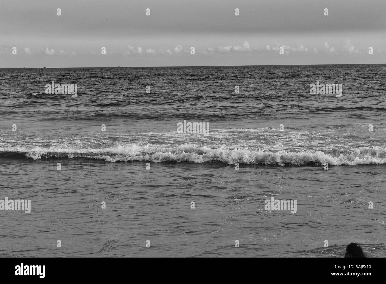 Ozean Sturmwellen dramatisch zusammenbrechen Planschen Himmel Horizont Linie Meer Wasser Rand Natur Vorderansicht, eine Sommerlandschaft Stockfoto