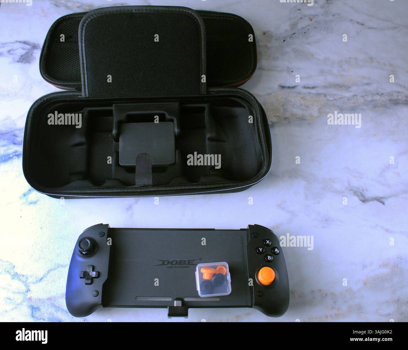 Mozyr, Weißrussland, 16. März 2024: Nintendo Switch Game Console Controller mit Black Case Top View. Stockfoto