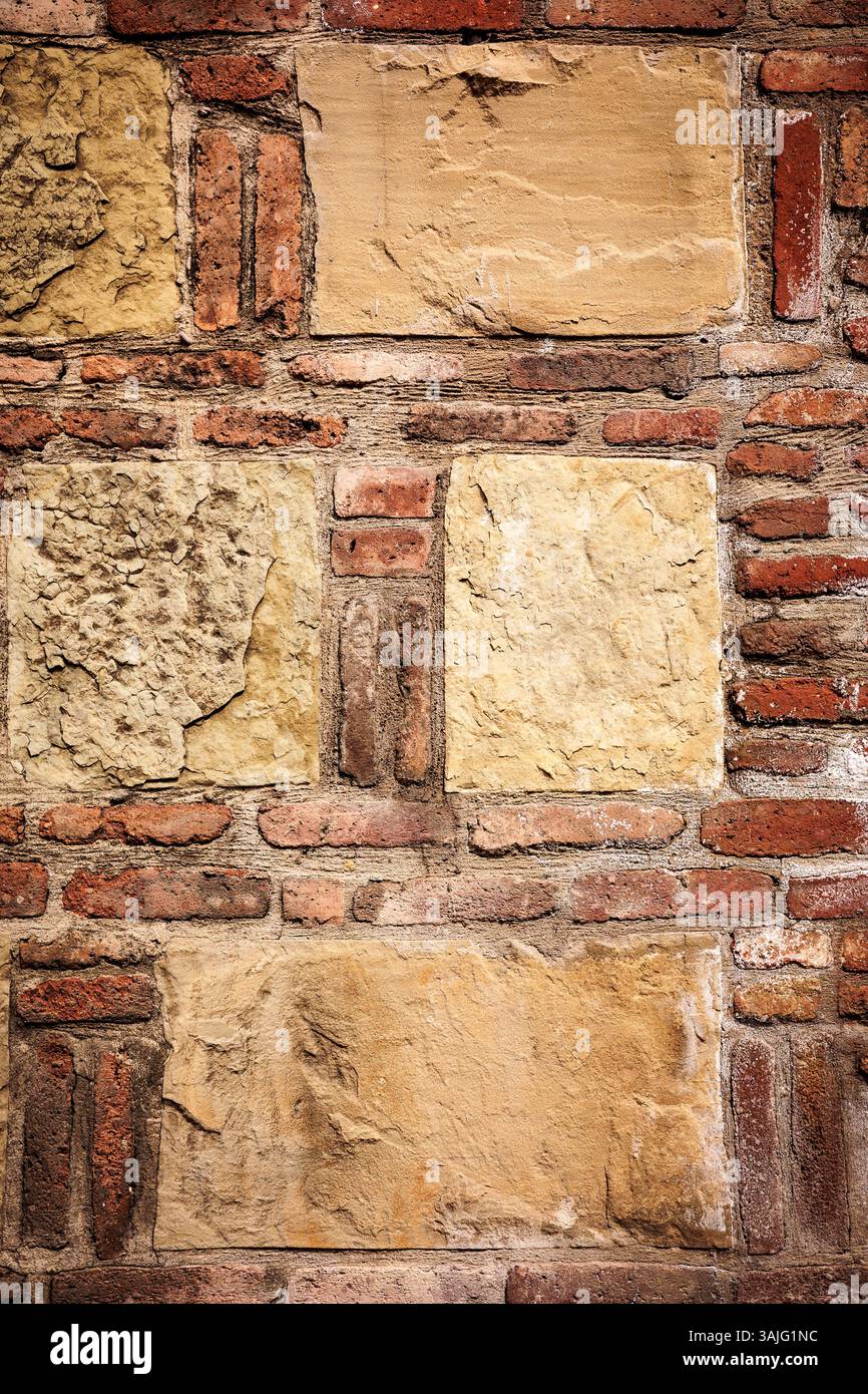 Nahaufnahme einer rustikalen Stein- und Ziegelmauer mit unregelmäßigen Mustern und Erdtönen. Veraltetes Mauerwerk, ideal für Hintergründe, 3D-Rendering oder Archi Stockfoto