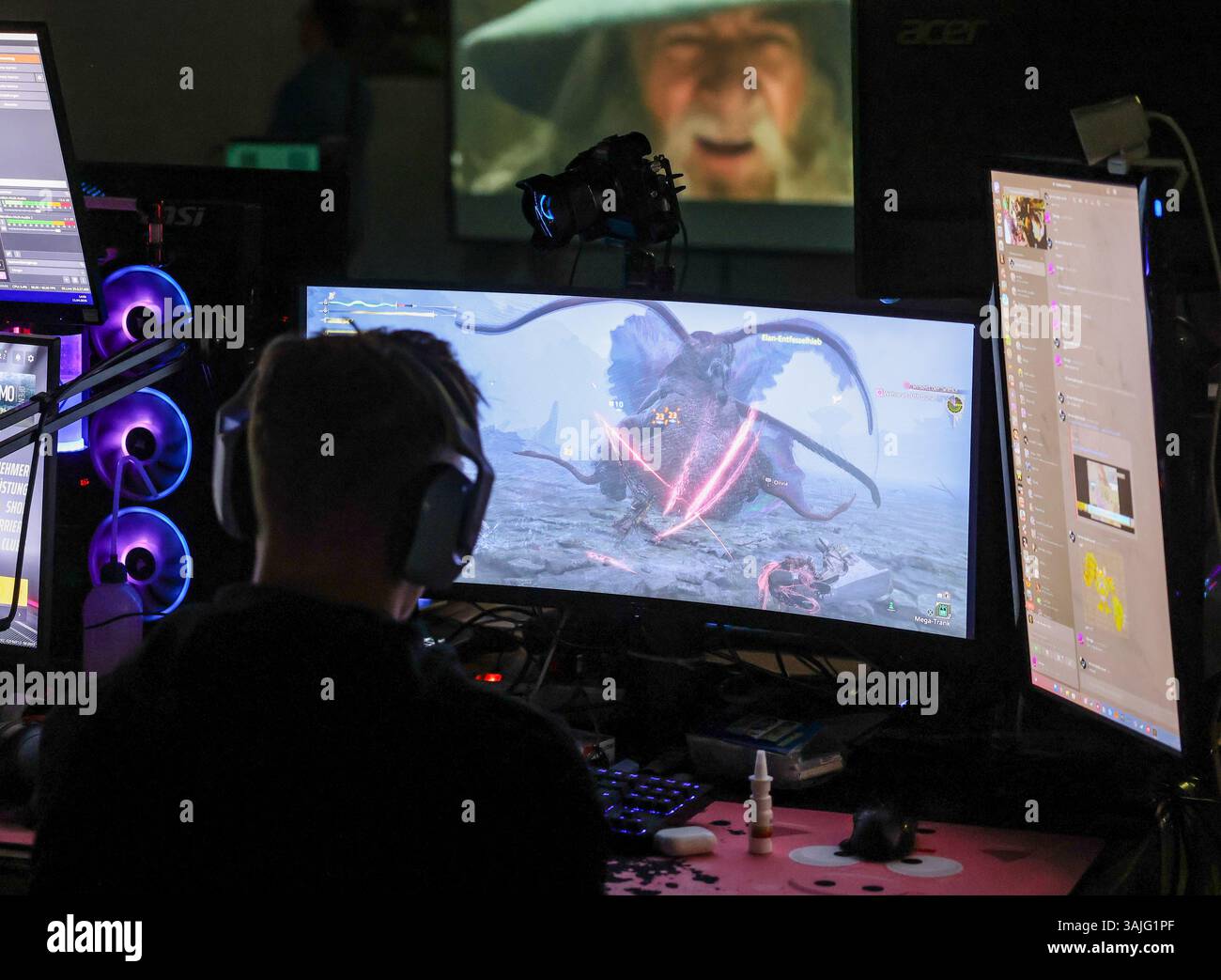 Leipzig, Deutschland. April 2025. Ein Spieler spielt das Computerspiel „Monster Hunter Wilds“ in einer Ausstellungshalle des Caggtus Gaming Festivals. Bis Sonntag (13.04.) können Gamer auf der Leipziger Messe Online- und Offline-Spiele spielen und sich über technische Innovationen im Ausstellungsbereich informieren. 2.100 Spieler aus sieben Nationen haben sich ihre Plätze auf der LAN-Party gesichert. Die Leipziger Messe nennt sie Deutschlands größtes LAN-Meeting. Theoretisch können sie 70 Stunden lang nonstop spielen und zwischendurch auf Luftmatratzen und Campingbetten schlafen. Quelle: Jan Woitas/dpa/Alamy Live News Stockfoto