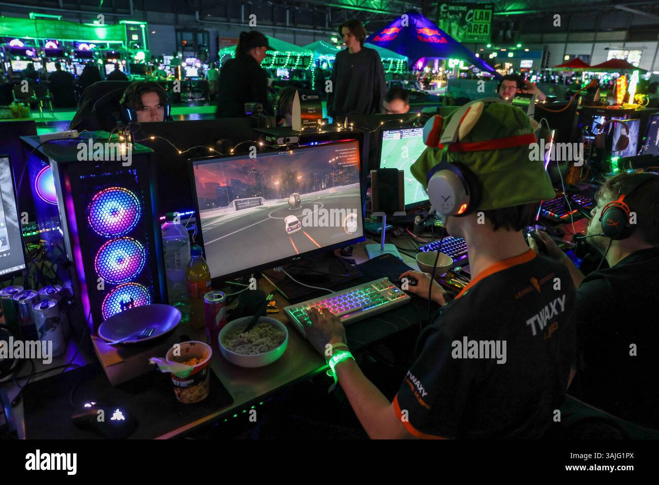 Leipzig, Deutschland. April 2025. Ein Spieler spielt das Computerspiel Rocket League in einer Ausstellungshalle des Caggtus Gaming Festivals. Bis Sonntag (13.04.) können Spieler online und offline auf der Leipziger Messe spielen und sich über technische Innovationen im Ausstellungsbereich informieren. 2.100 Spieler aus sieben Nationen haben sich ihre Plätze auf der LAN-Party gesichert. Die Leipziger Messe nennt sie Deutschlands größtes LAN-Meeting. Theoretisch können sie 70 Stunden lang nonstop spielen und zwischendurch auf Luftmatratzen und Campingbetten schlafen. Quelle: Jan Woitas/dpa/Alamy Live News Stockfoto
