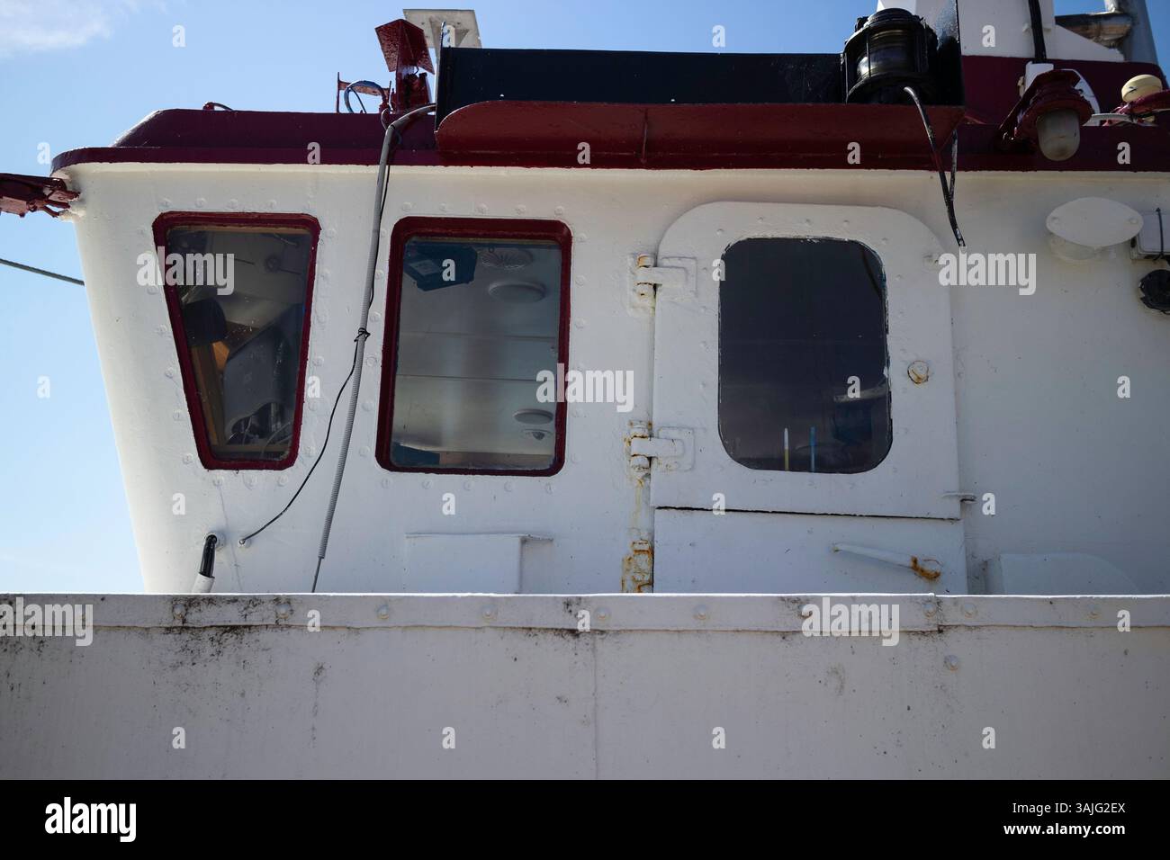 Ein Boot mit rotem Oberteil und weißem Boden. Die Oberseite ist offen und die Unterseite ist geschlossen Stockfoto