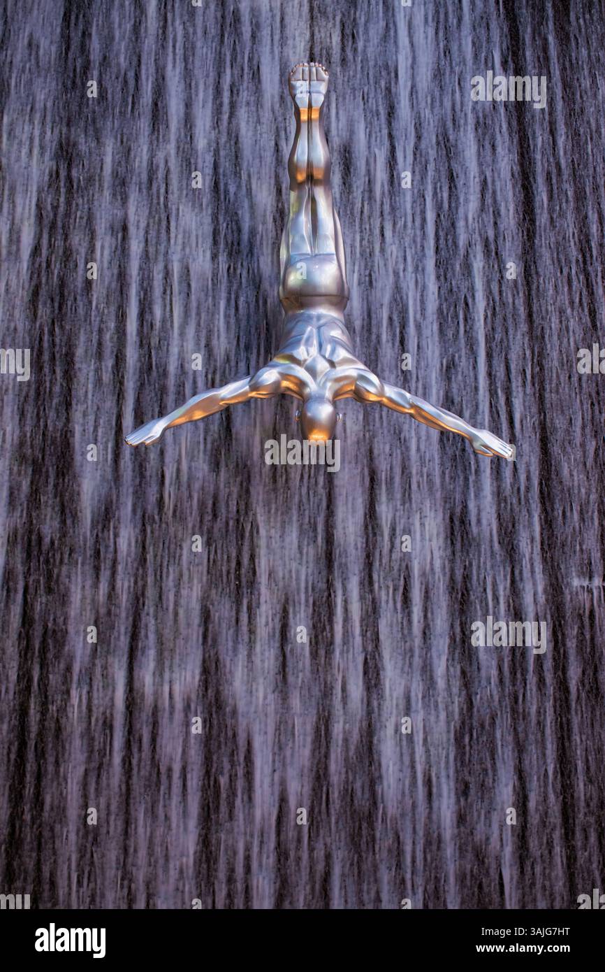 Dubai: Detail des Wasserfalls, Springbrunnen der Dubai Mall, bestehend aus einer 24 Meter hohen Wasserkaskade mit lebensgroßen Statuen von Menschen und Perlentauchern Stockfoto