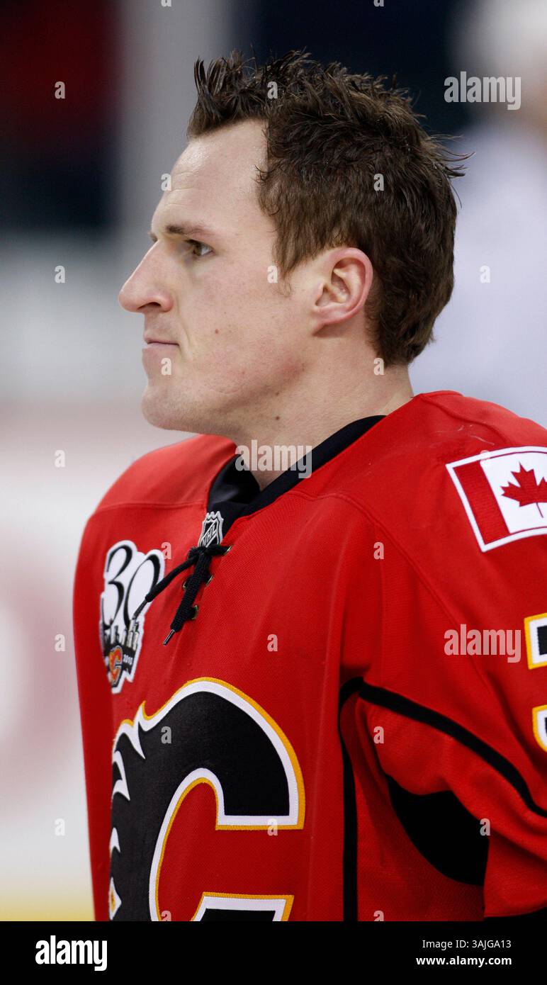 28. Dezember 2009 - Calgary, Alberta, Kanada - Foto des NHL-Spielerprofils von Calgary Flames' Dion Phaneuf während eines Spiels in Calgary. (Foto: © Larry MacDougal via ZUMA Wire) Stockfoto