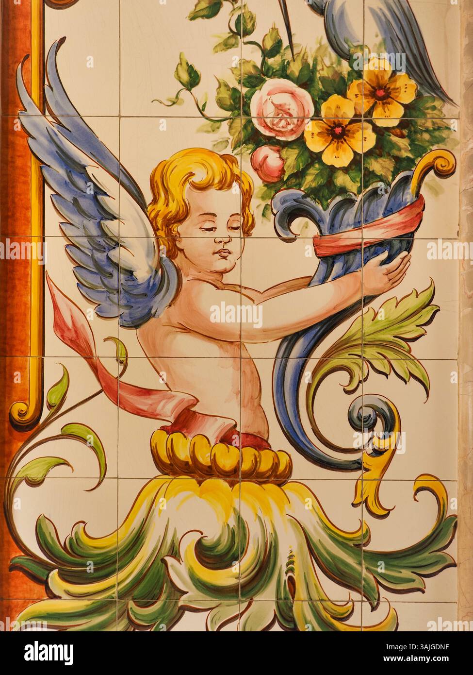 Fragment der Kirchenwand. Bunte Keramikfliesen. Azulejos, Nahaufnahme. Traditionelle, reich verzierte portugiesische religiöse Architektur. Dekorativ lackierte Fliesen. Stockfoto