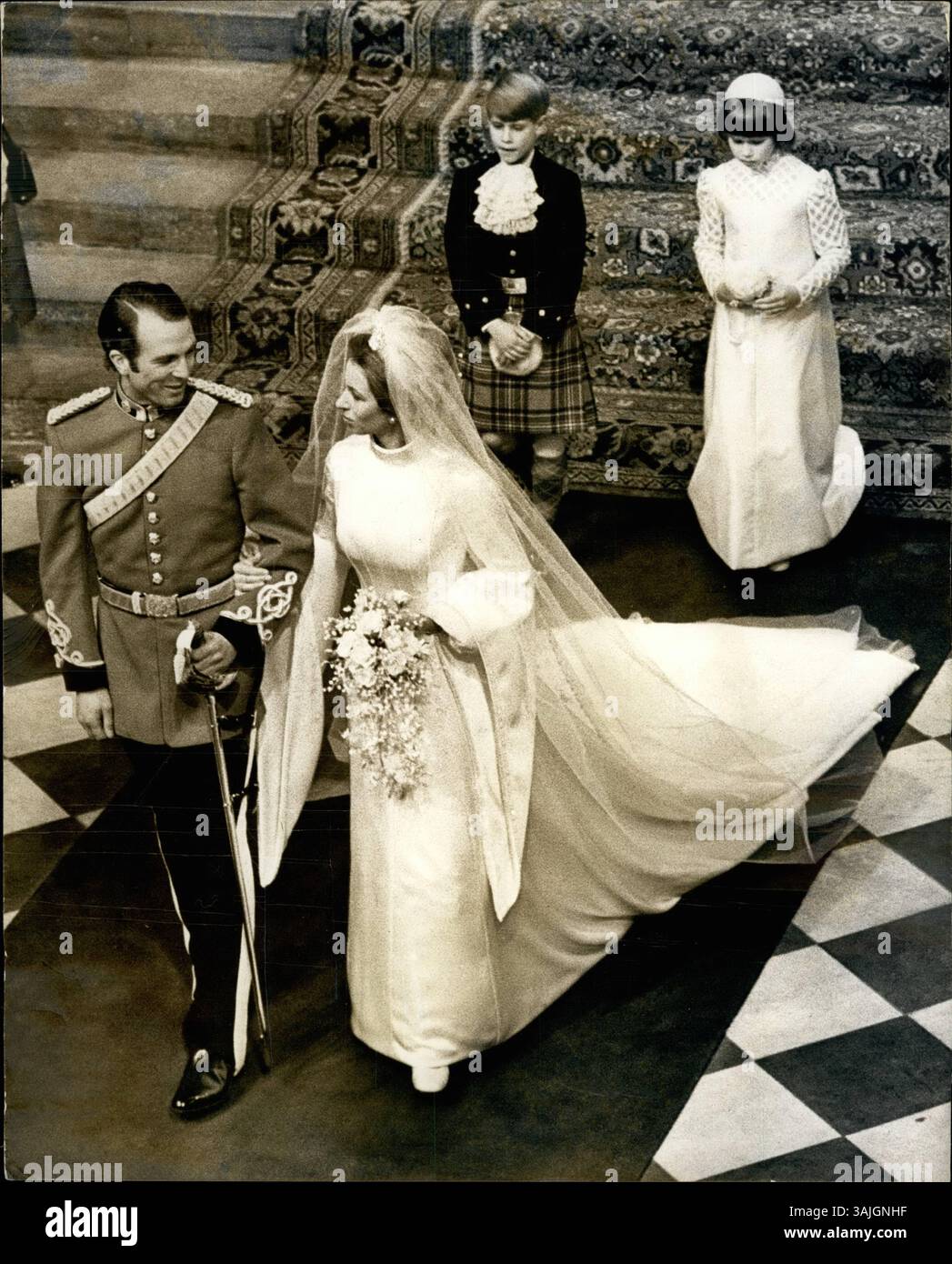 11. November 1973 - 11. November 1973 - Hochzeit von Prinzessin Anne und Captain Mark Phillips in der Westminster Abbey. Foto-Shows: Captain Mark Phillips dreht sich um und lächelt seine Braut Prinzessin Anne Westminster an, als sie Abbey verließen, gefolgt von Prinz Edward, The Page und Lady Sarah Armstrong Jones, die Brautjungfer nach der heutigen Zeremonie. (Kreditbild: © Keystone Press Agency/ISIPhotos via ZUMA Wire) Stockfoto