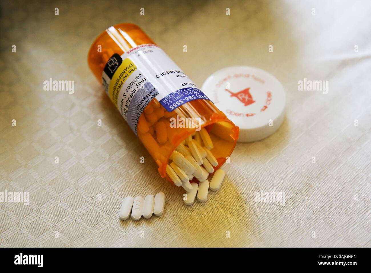 25. Mai 2017 - Chicago, IL, USA - Jim Watkins' Tramadol Pills, ein Opiod, das er gegen schwere Schmerzen nimmt, die durch Osteogenesis imperfecta verursacht werden, auch bekannt als brüchige Knochenerkrankung. (Bild: © Jose M. Osorio/TNS via ZUMA Wire) Stockfoto