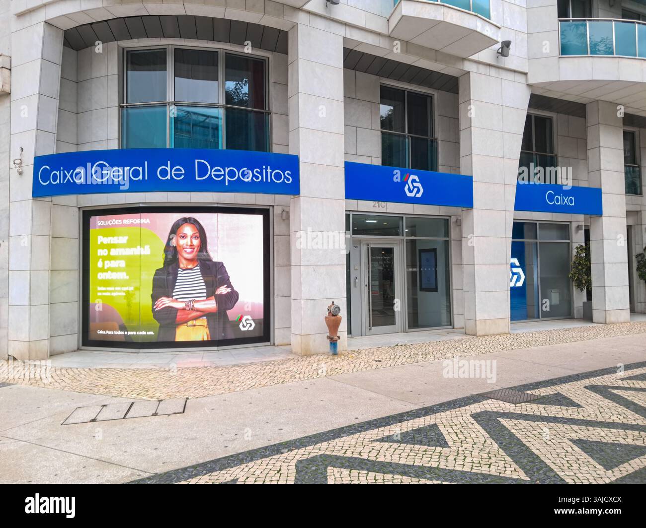 Moderne Filiale der Bank caixa geral de Depositos in lissabon, portugal, mit Digital Signage und zeitgenössischem Architekturdesign Stockfoto