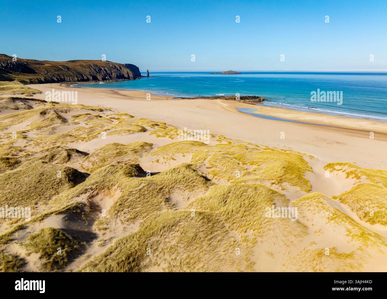 Luftaufnahme von der Drohne auf den Strand und die Landschaft in Sandwood Bay, Sutherland, Nordwesten Schottlands, Großbritannien Stockfoto
