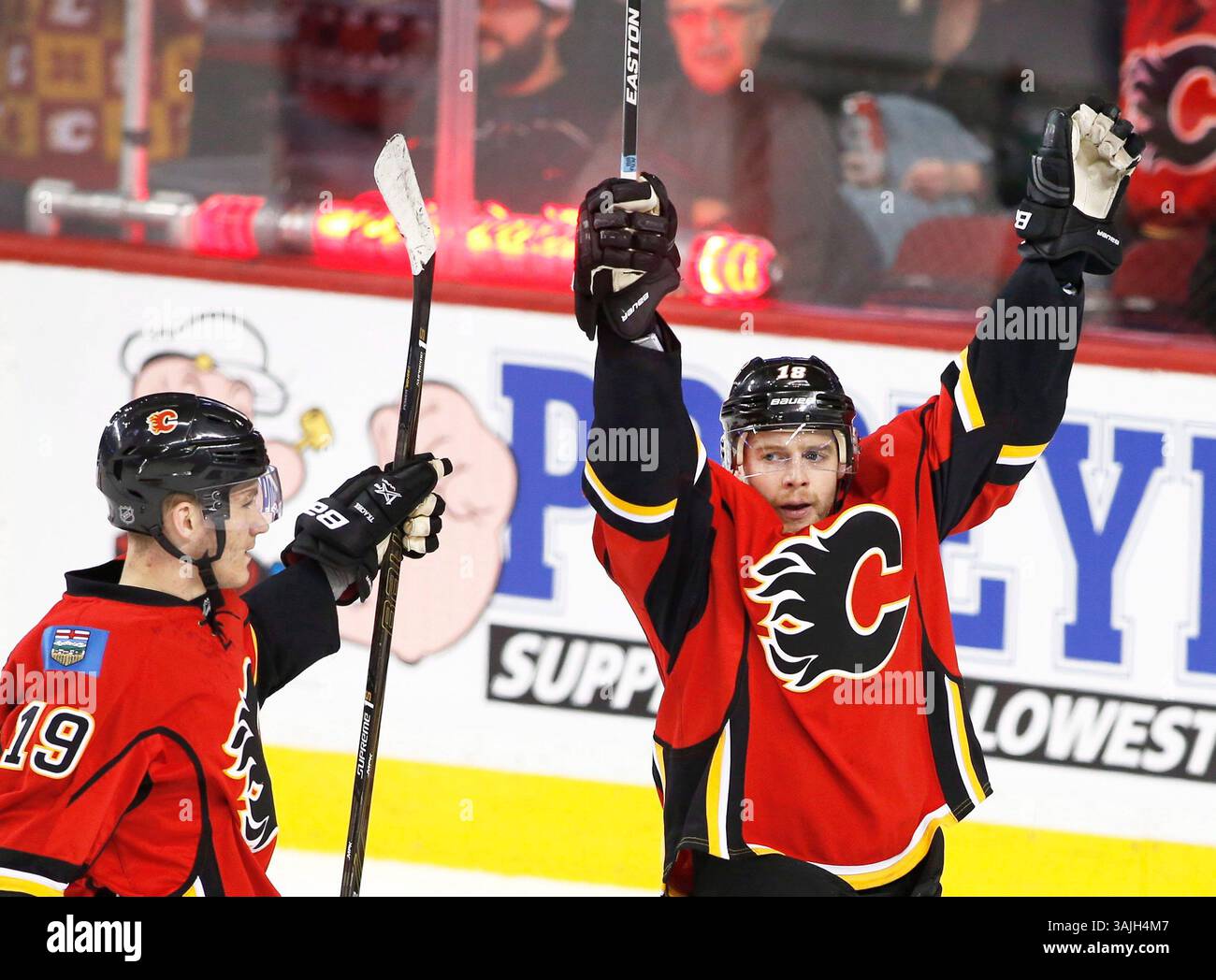 4. Dezember 2016: Calgary, Alberta, Kanada – 4. Dezember: Matt Stajan von Calgary Flames, rechts, feiert sein Tor mit Matthew Tkachuk gegen die Anaheim Ducks während der zweiten NHL-Aktion in Calgary. Sonntag, 4. (Foto: © Larry MacDougal via ZUMA Wire) Stockfoto