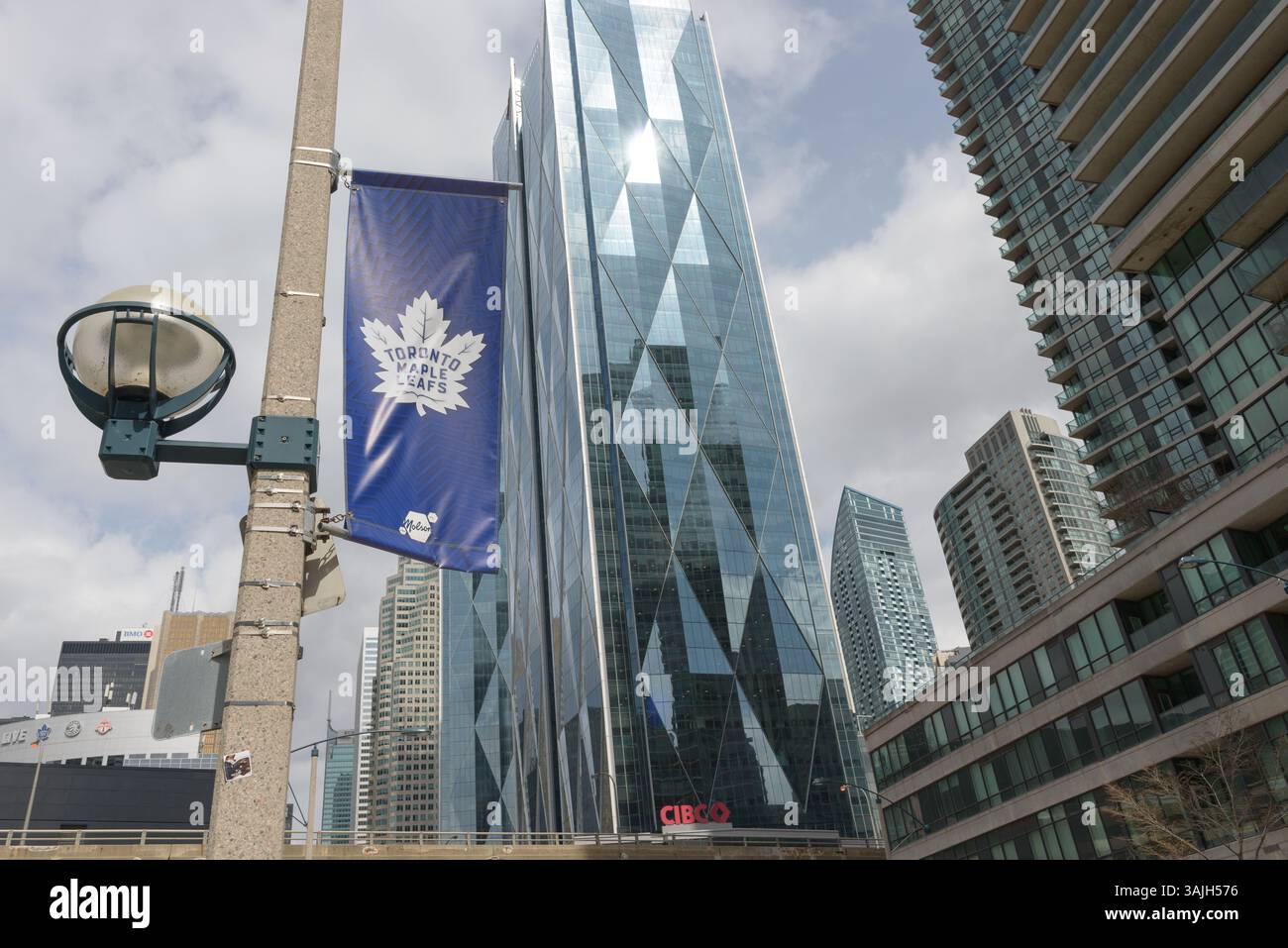 Toronto Maple Leafs Logo auf einem hängenden Banner draußen auf der Bay Street mit einem glänzenden Blick auf den CIBC Square South Towers Stockfoto