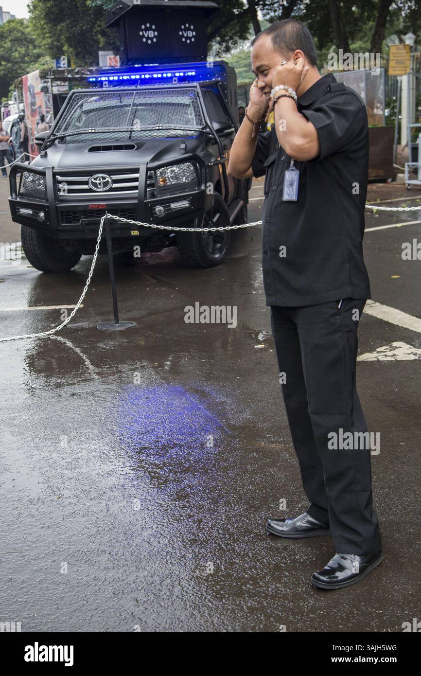 12. Juli 2017 - Süd-Jakarta, Jakarta, Indonesien - Jakarta, Indonesien, 12. Juli 2017 : Indonesien hielt die Indo Security Exhibition im Jakarta Convention Center vom 11. Bis 13. Juli. Auf der Ausstellung präsentierte Unternehmen aus Indonesien und anderen Ländern wie Japan, Russland, USA, China und Deutschland ihr bestes Produkt, das für das Sicherheitssystem in Indonesien nützlich sein könnte. Die Produktpalette reicht von Feuerwehrausrüstung, Polizeiausrüstung und Sicherheitssystem für die öffentliche Sicherheit und die nichtstaatliche Sicherheit. (Bild: © Donal Husni via ZUMA Wire) Stockfoto