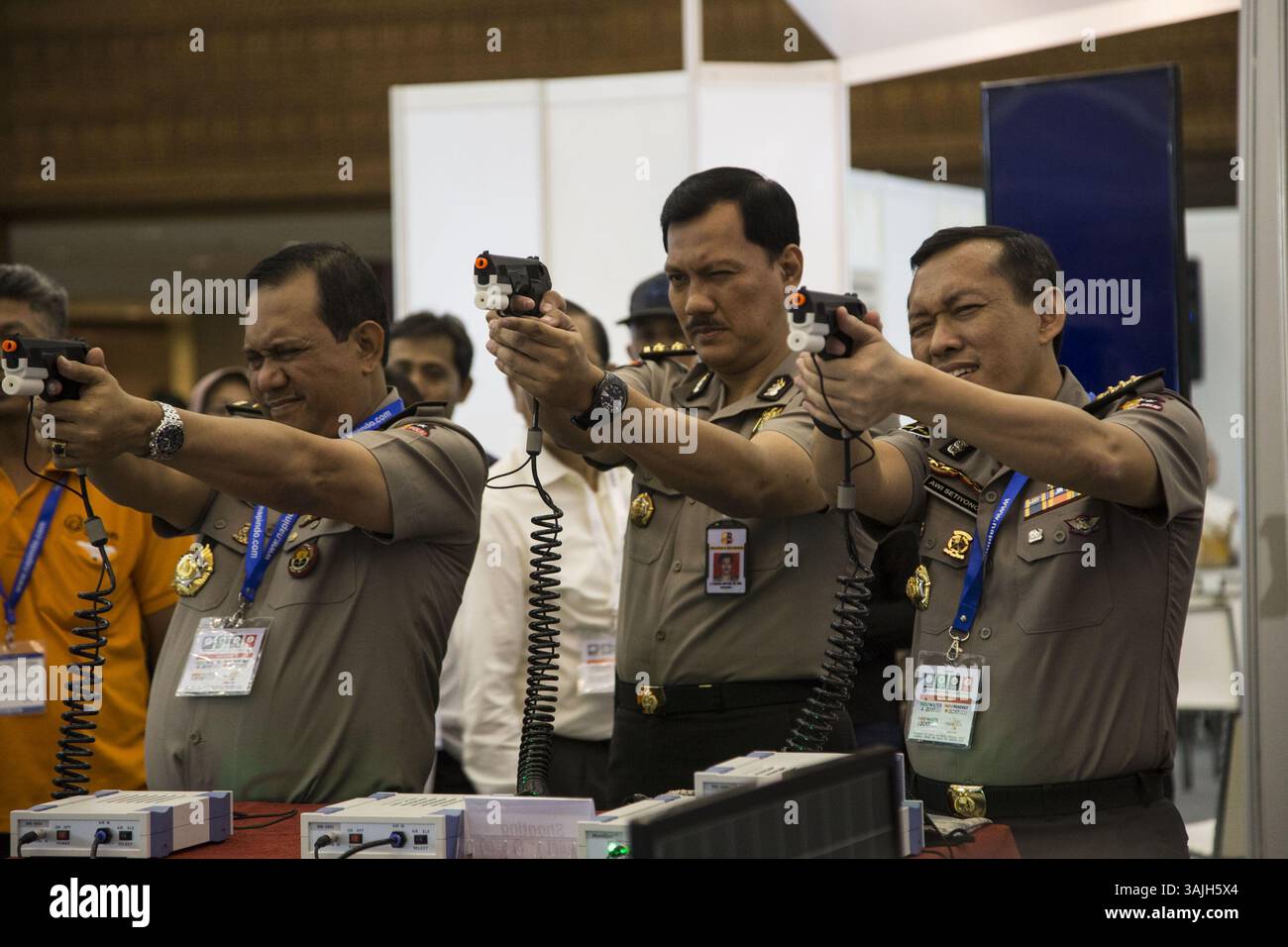 12. Juli 2017 - Süd-Jakarta, Jakarta, Indonesien - Jakarta, Indonesien, 12. Juli 2017 : Indonesien hielt die Indo Security Exhibition im Jakarta Convention Center vom 11. Bis 13. Juli. Auf der Ausstellung präsentierte Unternehmen aus Indonesien und anderen Ländern wie Japan, Russland, USA, China und Deutschland ihr bestes Produkt, das für das Sicherheitssystem in Indonesien nützlich sein könnte. Die Produktpalette reicht von Feuerwehrausrüstung, Polizeiausrüstung und Sicherheitssystem für die öffentliche Sicherheit und die nichtstaatliche Sicherheit. (Bild: © Donal Husni via ZUMA Wire) Stockfoto