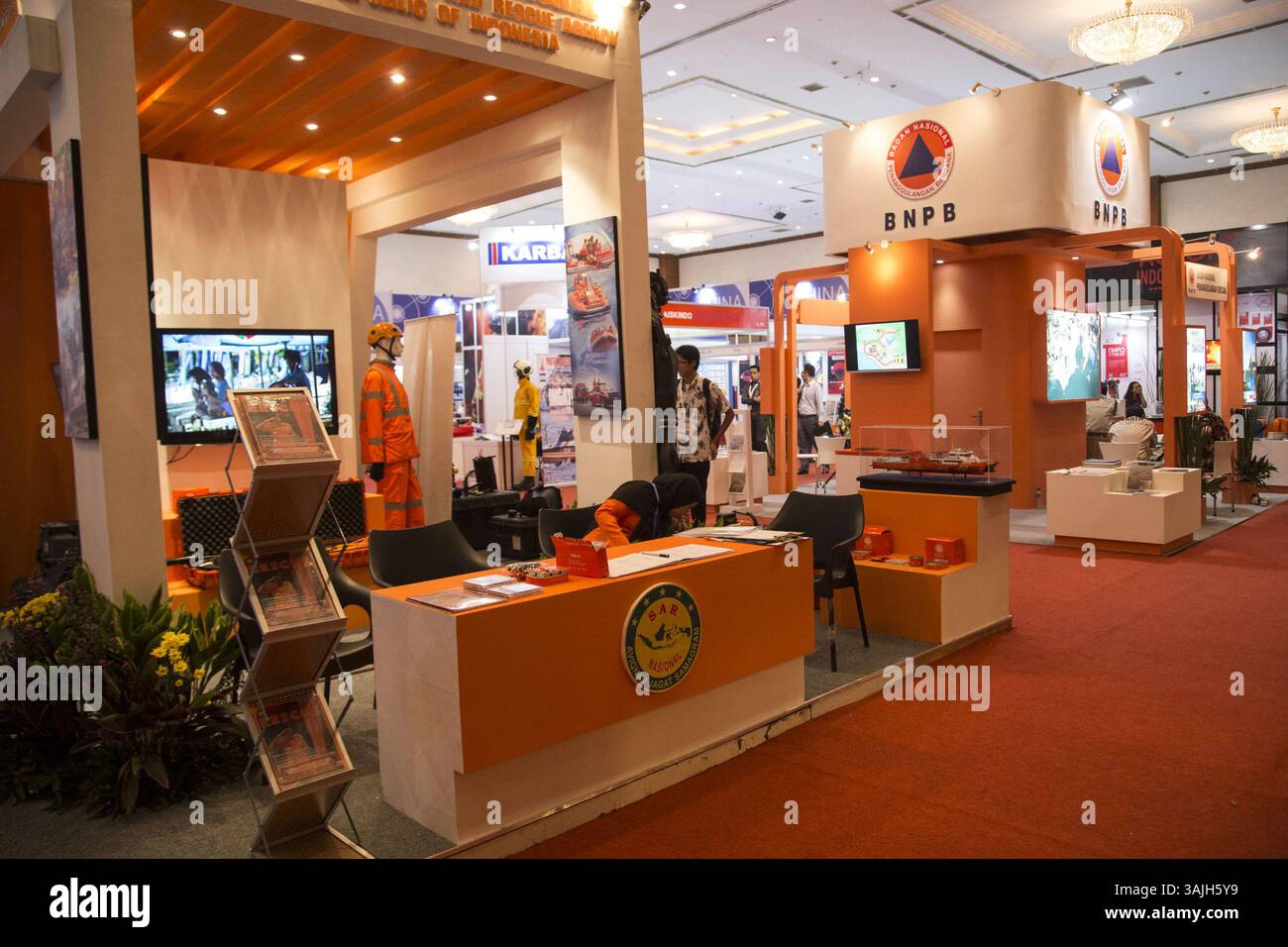 12. Juli 2017 - Süd-Jakarta, Jakarta, Indonesien - Jakarta, Indonesien, 12. Juli 2017 : Indonesien hielt die Indo Security Exhibition im Jakarta Convention Center vom 11. Bis 13. Juli. Auf der Ausstellung präsentierte Unternehmen aus Indonesien und anderen Ländern wie Japan, Russland, USA, China und Deutschland ihr bestes Produkt, das für das Sicherheitssystem in Indonesien nützlich sein könnte. Die Produktpalette reicht von Feuerwehrausrüstung, Polizeiausrüstung und Sicherheitssystem für die öffentliche Sicherheit und die nichtstaatliche Sicherheit. (Bild: © Donal Husni via ZUMA Wire) Stockfoto