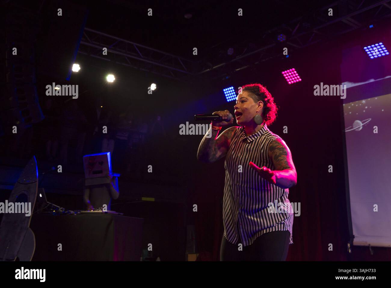 11. Juli 2017: Seattle, Washington, Vereinigte Staaten - Seattle, Washington: Rechtsanwalt und Pädagogin Nikkita Oliver tritt für das Publikum bei Candidate Survivor 2017 „A Seattle Space Odyssey“ auf. Bei der halbregelmäßigen politischen Veranstaltung in Neumos in First Hill beantworten die Bürgermeister-Hoffnungen von Seattle politische Fragen und zeigen Talente. Das Publikum entscheidet, wer bleibt und wer eine Reihe von Eliminierungsrunden durchläuft. Von den 21 Kandidaten, die dieses Jahr offiziell für den Bürgermeister kandidieren, nahmen sieben an der Forum-/Talentshow Teil, darunter Bob Hasegawa, Jenny Durkan, Nikkita Oliver, Cary Moon und Jessyn F. Stockfoto