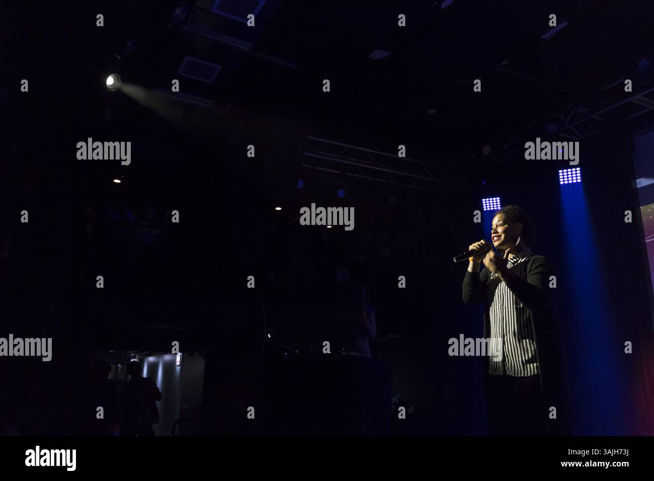 11. Juli 2017: Seattle, Washington, Vereinigte Staaten - Seattle, Washington: Rechtsanwalt und Pädagogin Nikkita Oliver tritt für das Publikum bei Candidate Survivor 2017 „A Seattle Space Odyssey“ auf. Bei der halbregelmäßigen politischen Veranstaltung in Neumos in First Hill beantworten die Bürgermeister-Hoffnungen von Seattle politische Fragen und zeigen Talente. Das Publikum entscheidet, wer bleibt und wer eine Reihe von Eliminierungsrunden durchläuft. Von den 21 Kandidaten, die dieses Jahr offiziell für den Bürgermeister kandidieren, nahmen sieben an der Forum-/Talentshow Teil, darunter Bob Hasegawa, Jenny Durkan, Nikkita Oliver, Cary Moon und Jessyn F. Stockfoto