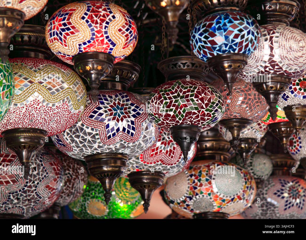 Farbenfrohe, handgefertigte Lampenschirme aus Buntglas mit Mosaik auf einem historischen Basar in Kusadasi, Türkei. (Turkiye) Stockfoto