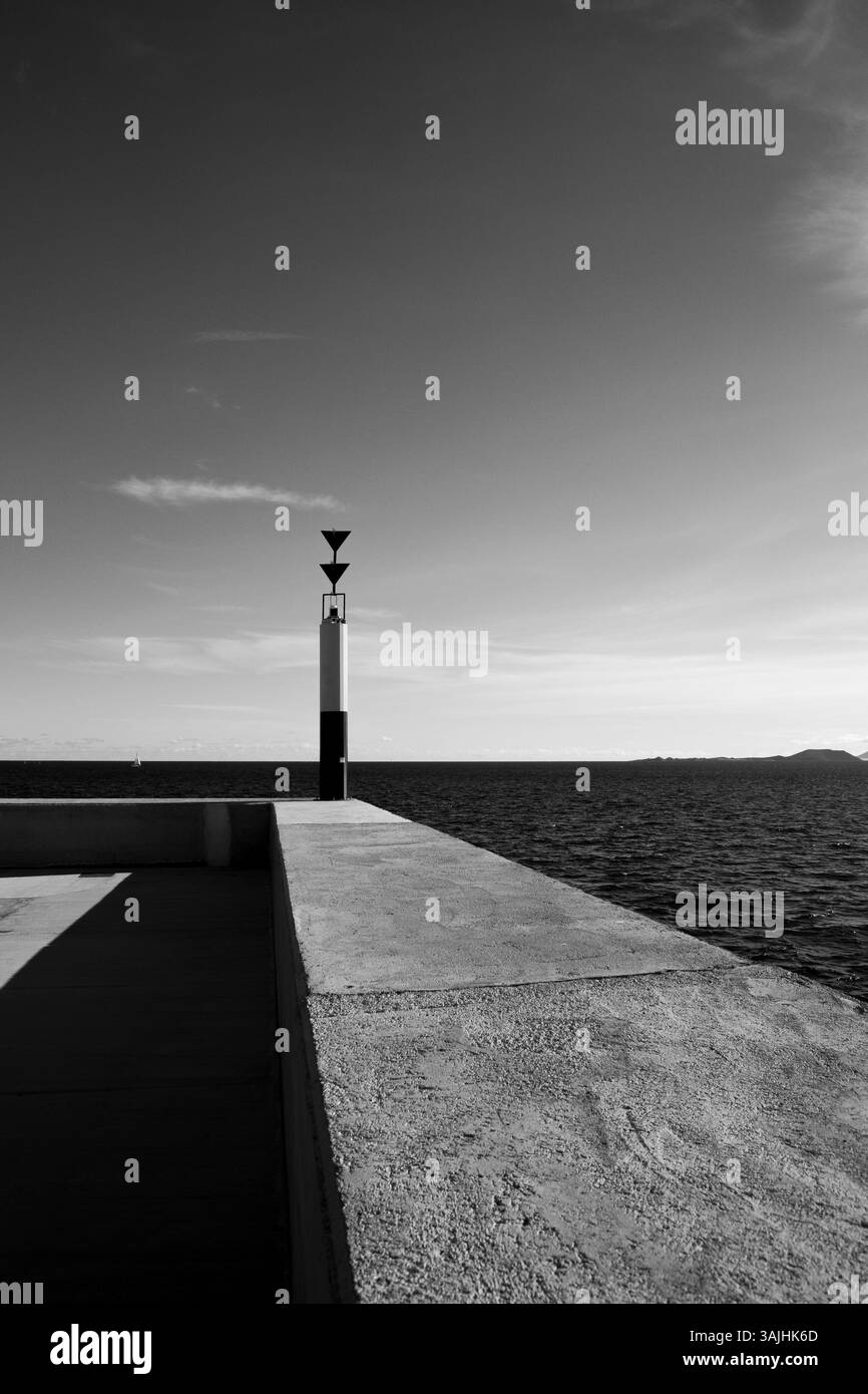 Schwarzweiß Schwarzweiß mit Blick auf das Meer, Naturfotografie, Reisefotografie, Schwarzweiß, Lanzarote, Urlaub, Urlaubsziel. Stockfoto