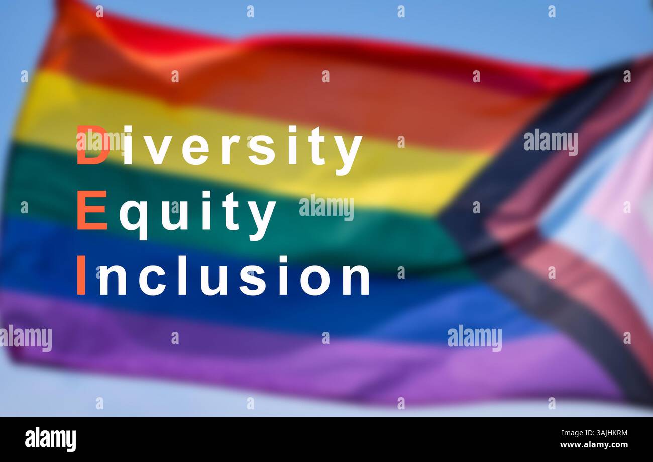 „Rainbow Progress Stolz“-Flag mit den Worten „Vielfalt, Gleichheit und Inklusion“ Stockfoto