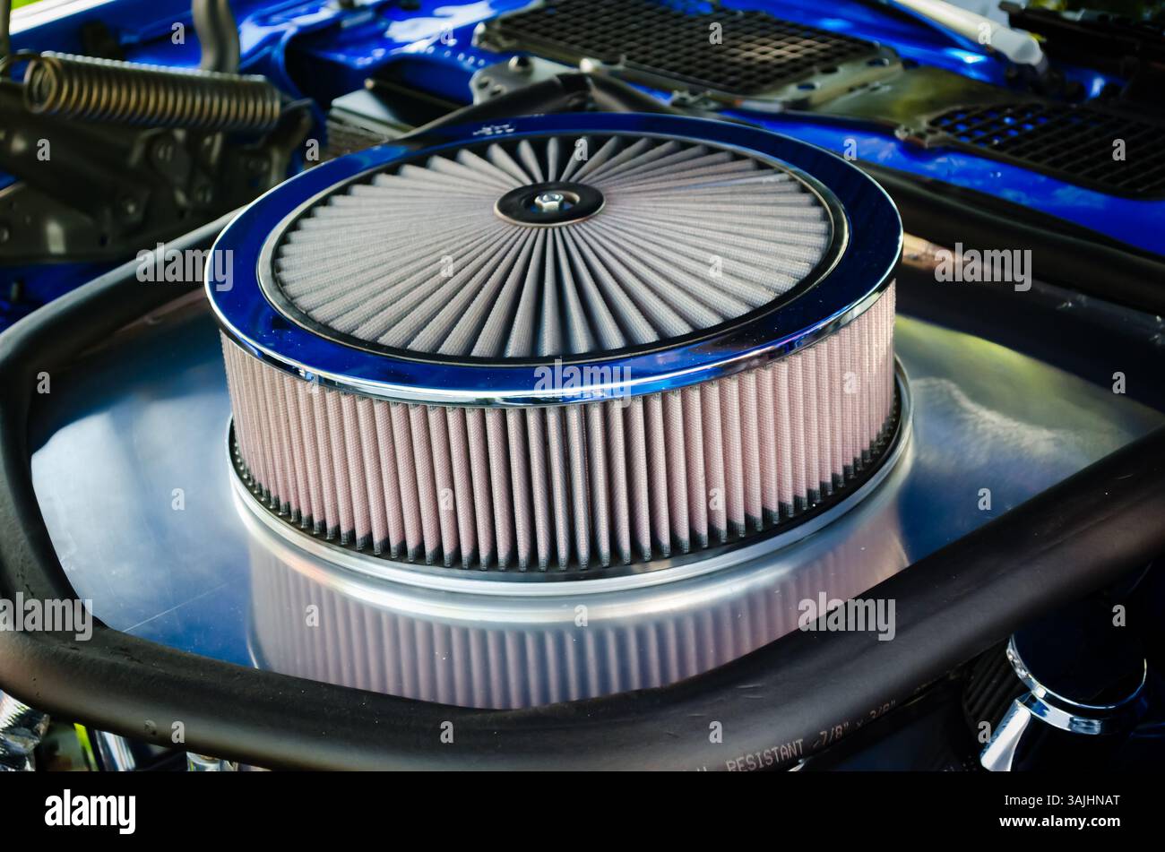 Luftfilter für Rennwagen in weiß und Chrom an einer Halterung für den Motorhaubeneinlass Stockfoto