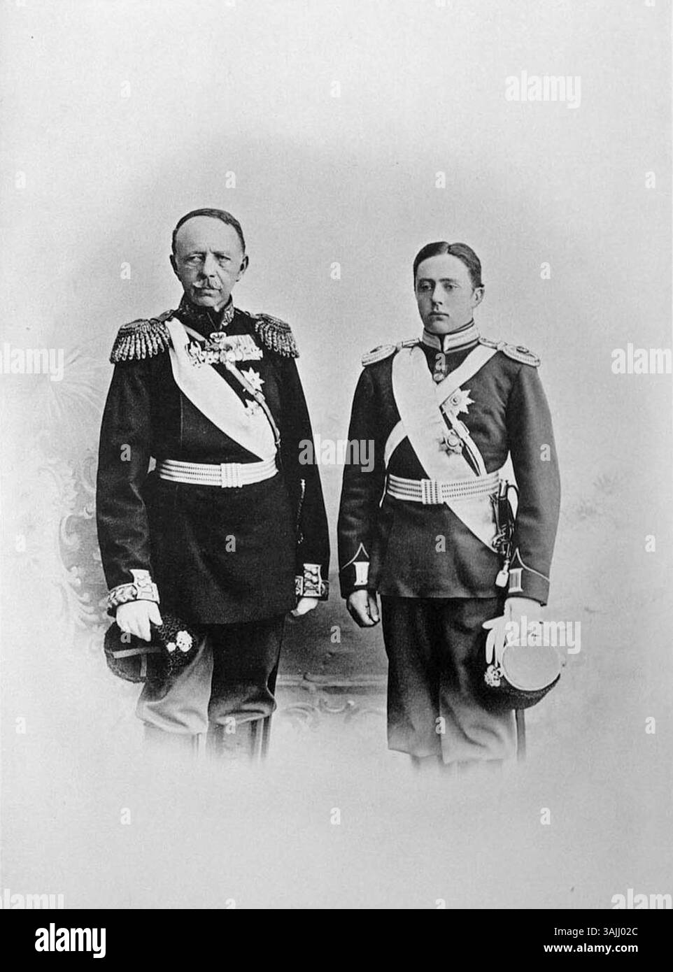 Bei der Krönung Nikolaus II. 1896 nahmen Vertreter des Herzogtums Sachsen-Weimar-Eisenach Teil. Abgebildet sind links Karl Alexander, Großherzog von Sachsen-Weimar-Eisenach (1818–1901), und rechts Wilhelm Ernest, Großherzog von Sachsen-Weimar-Eisenach (1876–1923). Stockfoto