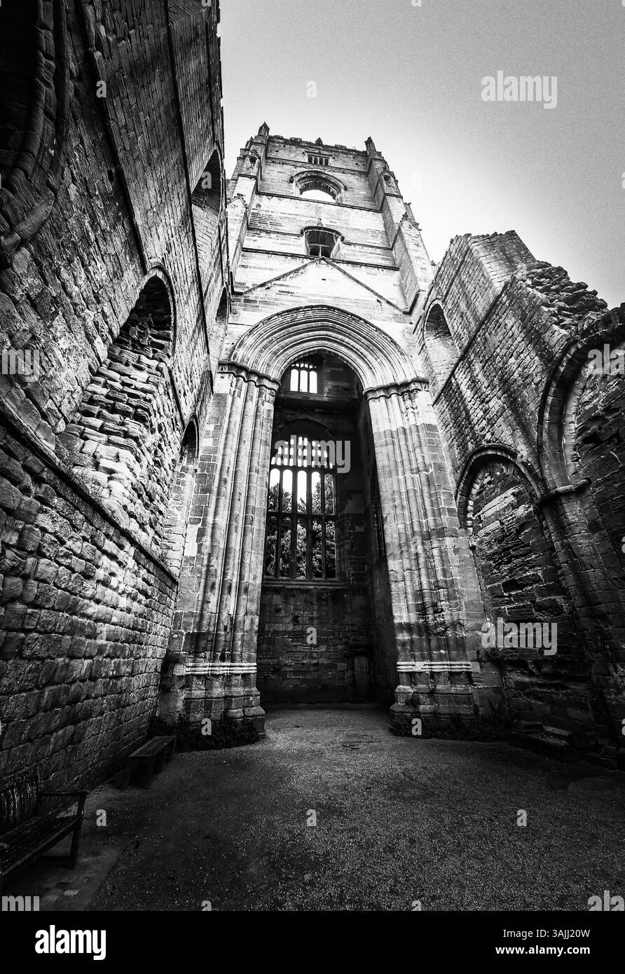 Kirchturm der Foutains Abbey, ripon, North Yorkshire. Schwarzweiß - Smartphone-aufgenommenes Stockfoto Kirchturm der Foutains Abbey, ripon, North Yorkshire. Schwarzweiß - Smartphone-aufgenommenes Stockfoto