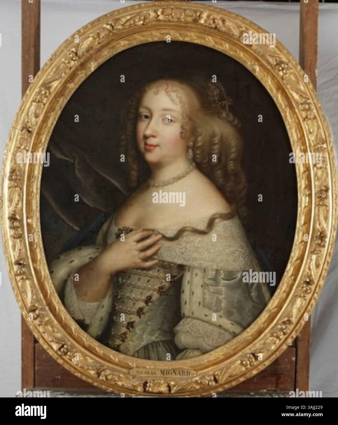 Dieses Porträt von Nicolas Mignard aus dem 17. Jahrhundert, von dem angenommen wurde, dass es Anne von Österreich darstellt, wird heute als Marie Jeanne von Savoyen identifiziert. Das Gemälde, das im Museum Smålands untergebracht ist, zeigt die elegante Adlige in königlicher Kleidung. Mignards präzise Technik fängt die Anmut und würde des Themas ein, ein Spiegelbild ihres hohen gesellschaftlichen Ansehens in der europäischen Aristokratie. Stockfoto