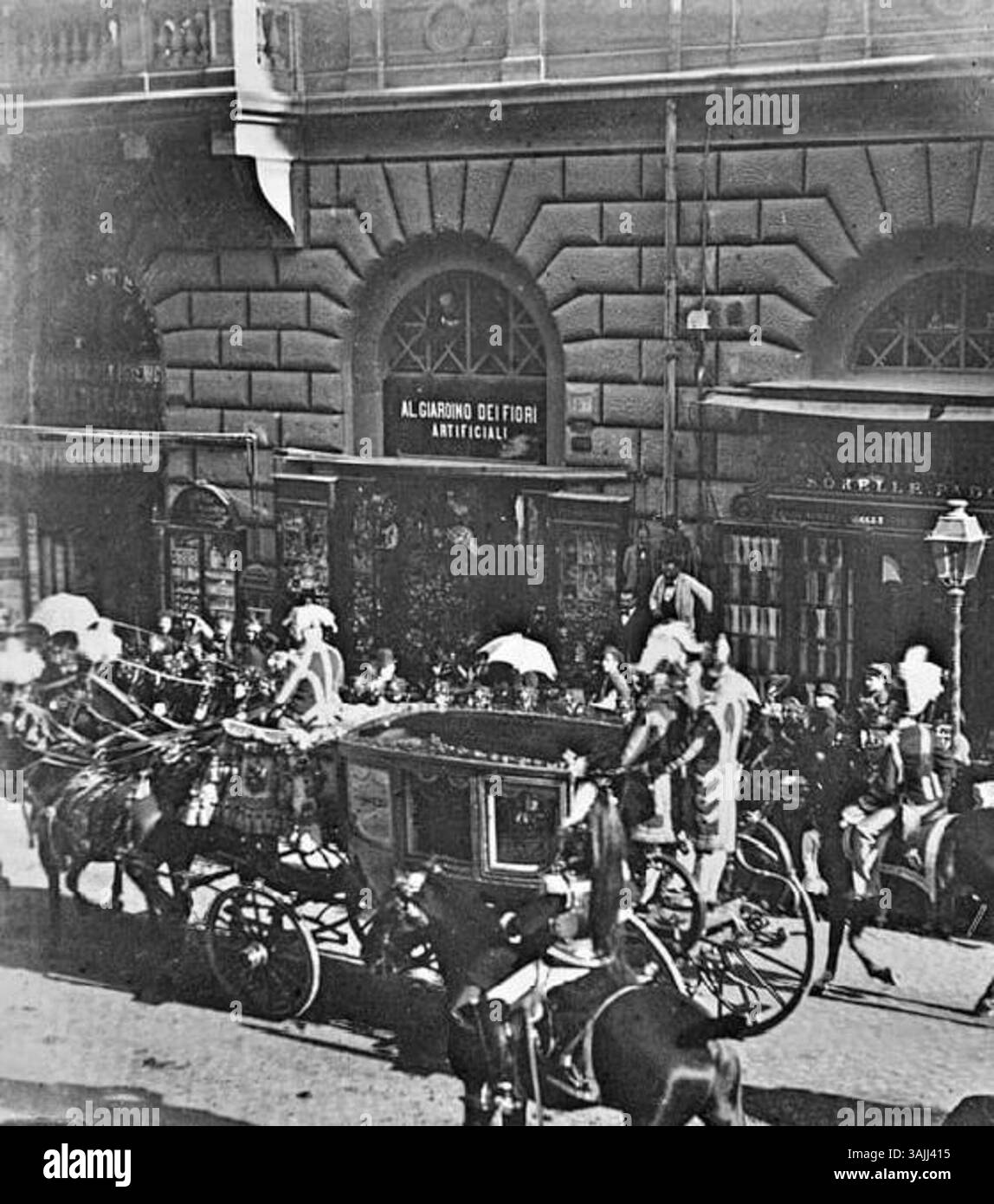 Dieses Foto, aufgenommen am 16. November 1898, zeigt die königliche Kutsche von König Umberto I. von Italien und Königin Margherita von Savoyen. Das Bild zeigt das Königspaar während der Einweihung der Parlamentssitzung vor dem Hotel Suisse in Rom. Stockfoto