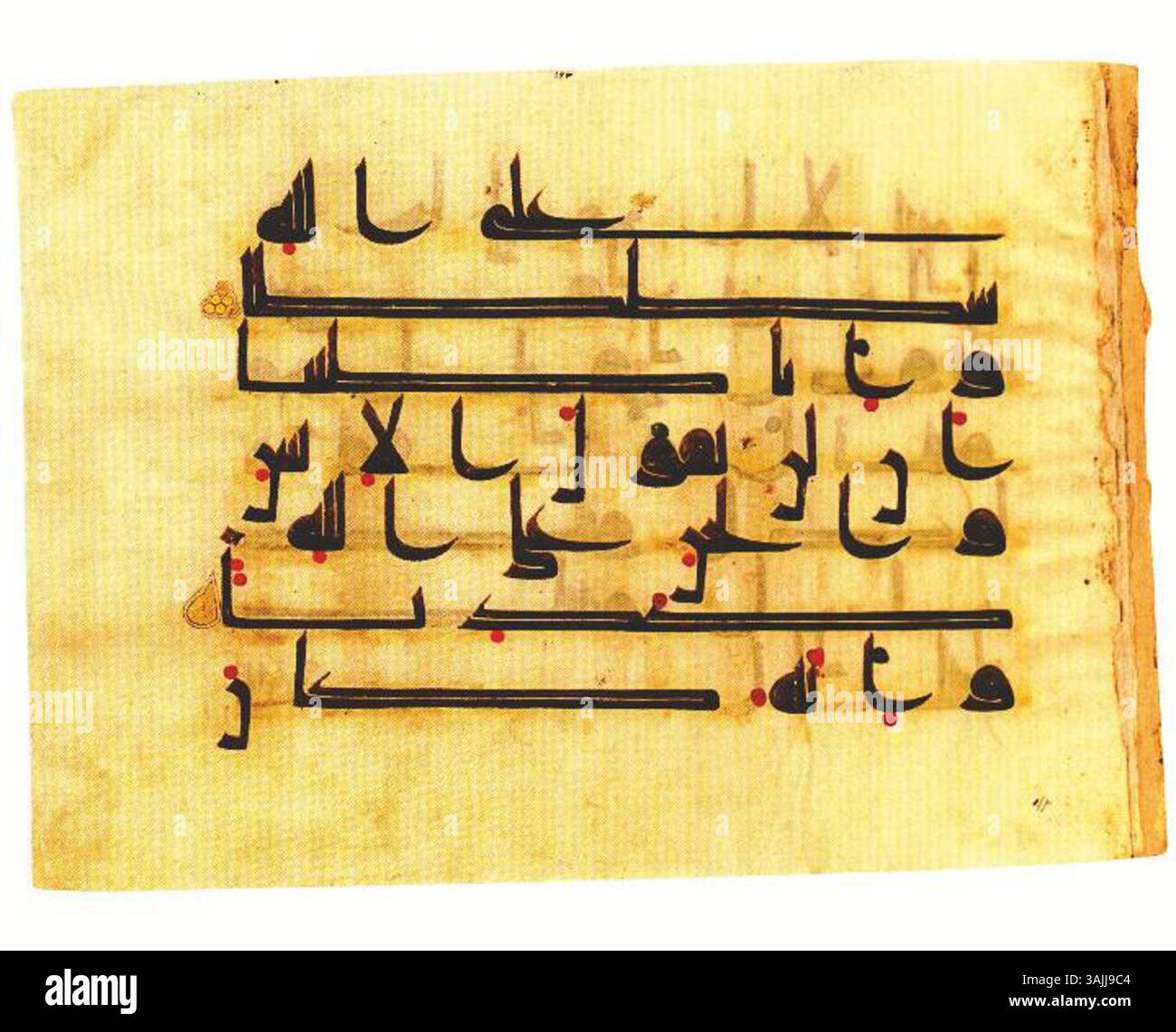 Ein Folio aus dem 9. Jahrhundert aus dem gestohlenen Kufic-Koran-Manuskript des Pars-Museums, das 2006 bei Sotheby's verkauft wurde. Dieses Manuskript ist bekannt für seine historische Bedeutung und die komplizierte kufische Schrift. Stockfoto