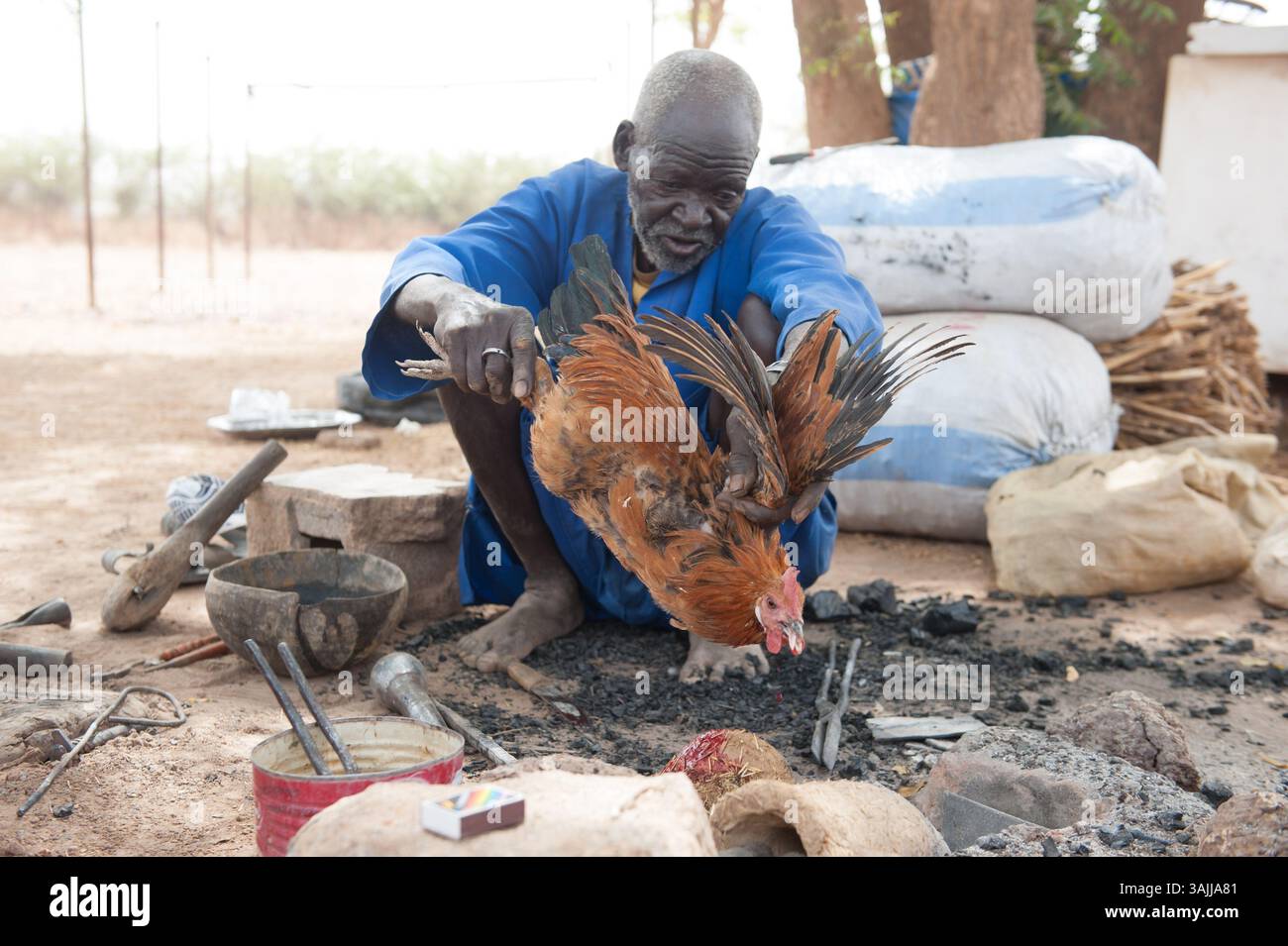 Februar 2017 - Ouagadougou, RJ, Brasilien - Mann opfert ein Huhn (Kreditbild: © Lou Jones Via ZUMA Wire) Stockfoto