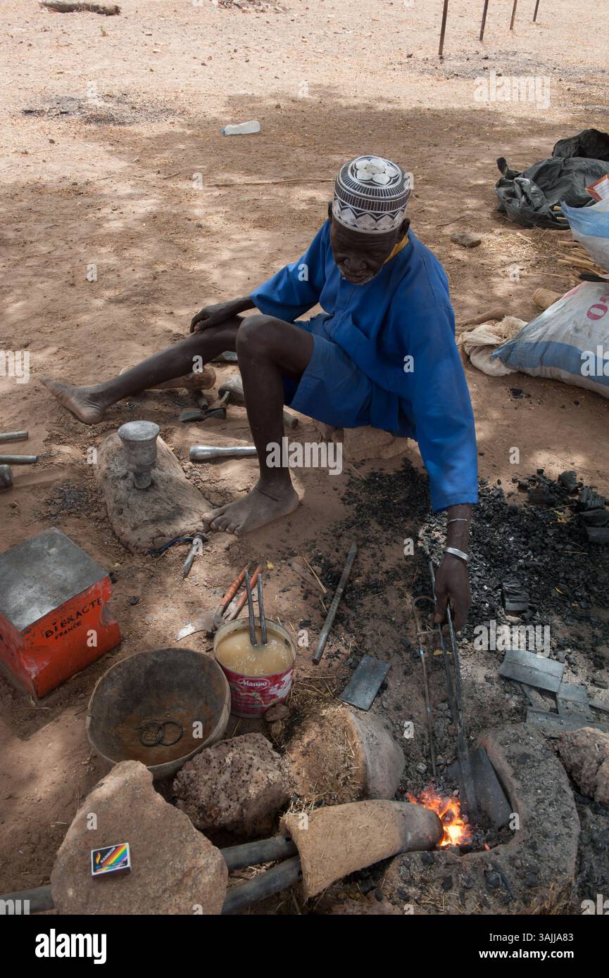 Februar 2017 – Ouagadougou, RJ, Brasilien – Eisenarbeiter beim Schmelzen von Metall (Foto: © Lou Jones Via ZUMA Wire) Stockfoto