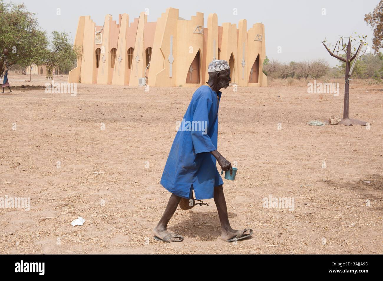 Februar 2017 – Ouagadougou, RJ, Brasilien – Mann geht draußen (Foto: © Lou Jones Via ZUMA Wire) Stockfoto