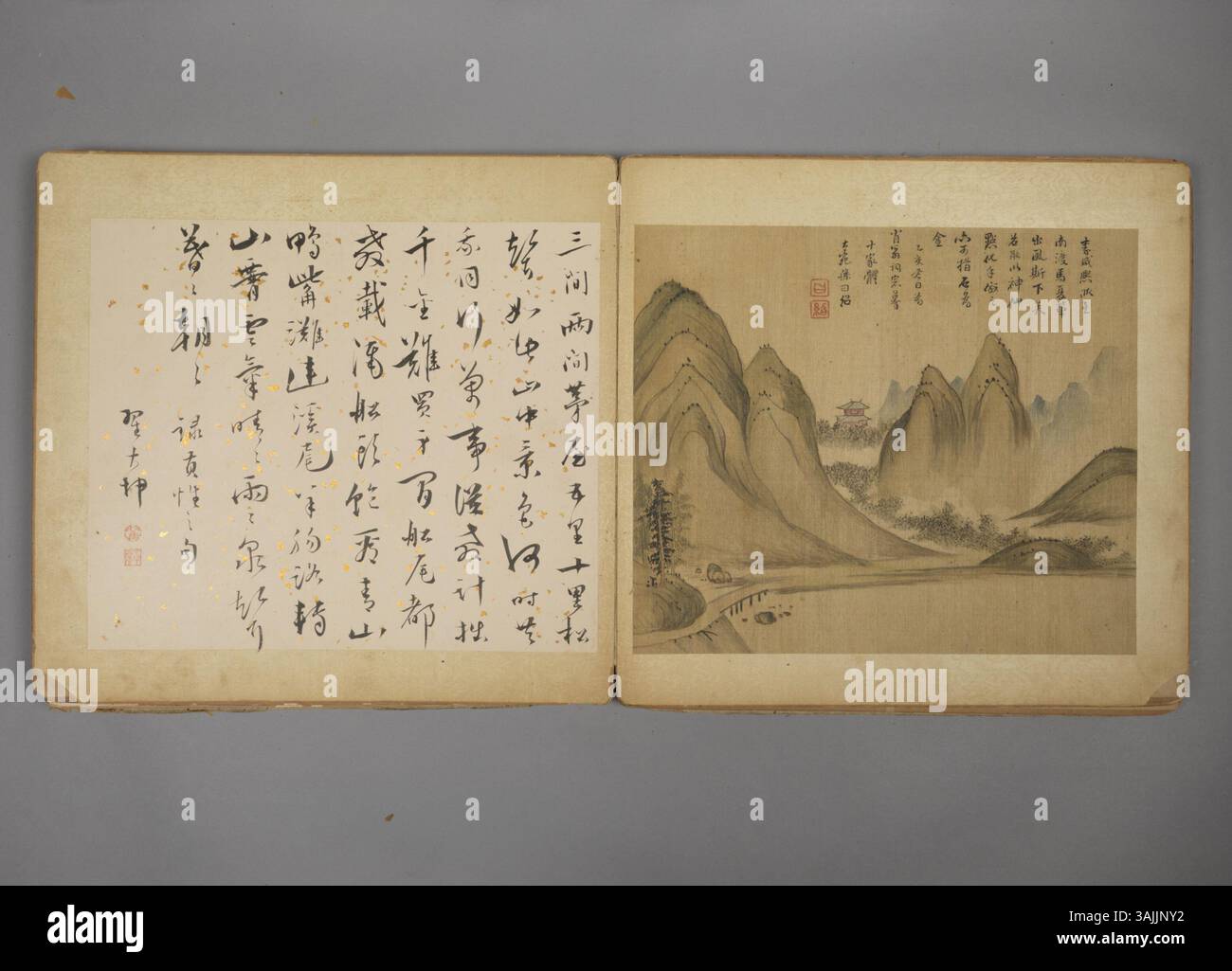 Dieses chinesische Gemälde aus dem Palace Museum veranschaulicht traditionelle Pinselarbeiten und feine Tuschentechniken und zeigt sowohl Landschaften als auch Figuren. Es spiegelt die harmonische Balance wider, die typisch für klassische chinesische Kunst ist, mit einem Schwerpunkt auf Kulturerbe und natürlicher Schönheit. Stockfoto