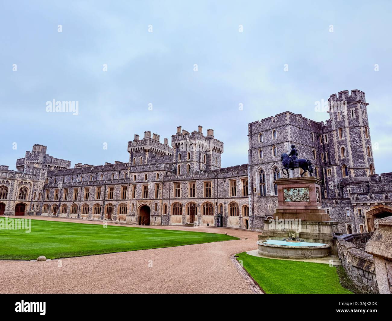 Panoramablick auf die Fassade von Schloss Windsor mit seinen majestätischen Steinmauern, Türmen und Jahrhunderten königlichen Erbes unter dem englischen Himmel. Stockfoto