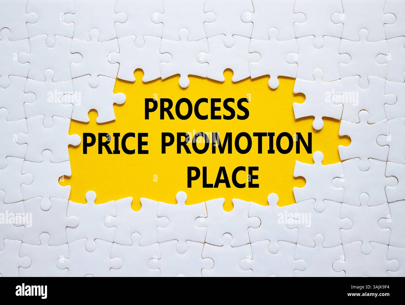 Symbol „Preis Promotion“ verarbeiten. Weißes Puzzle mit den Worten Process Price Promotion Place. Schöner gelber Hintergrund. Geschäftskonzept. Kopierbereich Stockfoto