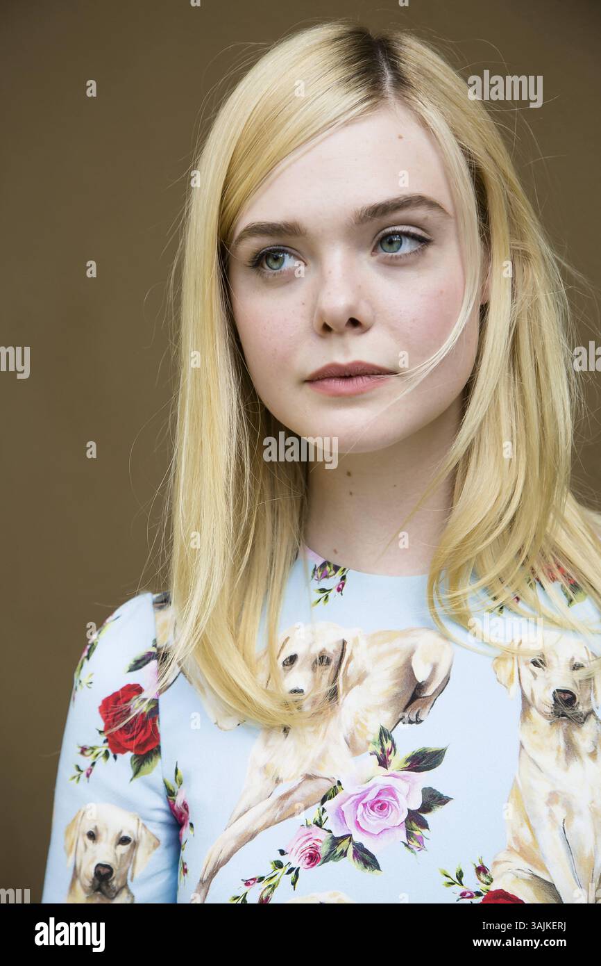 11. Juni 2017 - Hollywood, Kalifornien, USA - ELLE FANNING wirbt für „The Beguiled“. Mary Elle Fanning (* 9. April 1998) ist eine US-amerikanische Schauspielerin. Sie ist die jüngere Schwester der Schauspielerin D. Fanning. 2011 spielte Fanning in ihrer Breakout-Rolle als Alice Dainard in Super 8, für die sie einen Spotlight Award beim Hollywood Film Festival erhielt. Fanning erhielt mehrere Nominierungen, unter anderem für einen Saturn Award, einen Young Artist Award, einen Broadcast Film Critics Association Award, einen Teen Choice Award, einen Scream Award und einen MTV Movie Award. Sie ist vor allem für ihre Hauptrollen in Phoebe bekannt Stockfoto