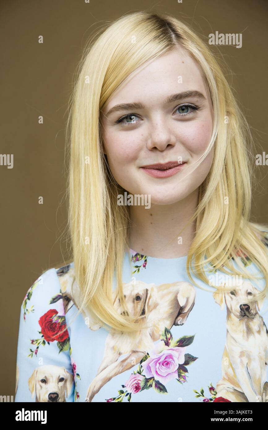 11. Juni 2017 - Hollywood, Kalifornien, USA - ELLE FANNING wirbt für „The Beguiled“. Mary Elle Fanning (* 9. April 1998) ist eine US-amerikanische Schauspielerin. Sie ist die jüngere Schwester der Schauspielerin D. Fanning. 2011 spielte Fanning in ihrer Breakout-Rolle als Alice Dainard in Super 8, für die sie einen Spotlight Award beim Hollywood Film Festival erhielt. Fanning erhielt mehrere Nominierungen, unter anderem für einen Saturn Award, einen Young Artist Award, einen Broadcast Film Critics Association Award, einen Teen Choice Award, einen Scream Award und einen MTV Movie Award. Sie ist vor allem für ihre Hauptrollen in Phoebe bekannt Stockfoto